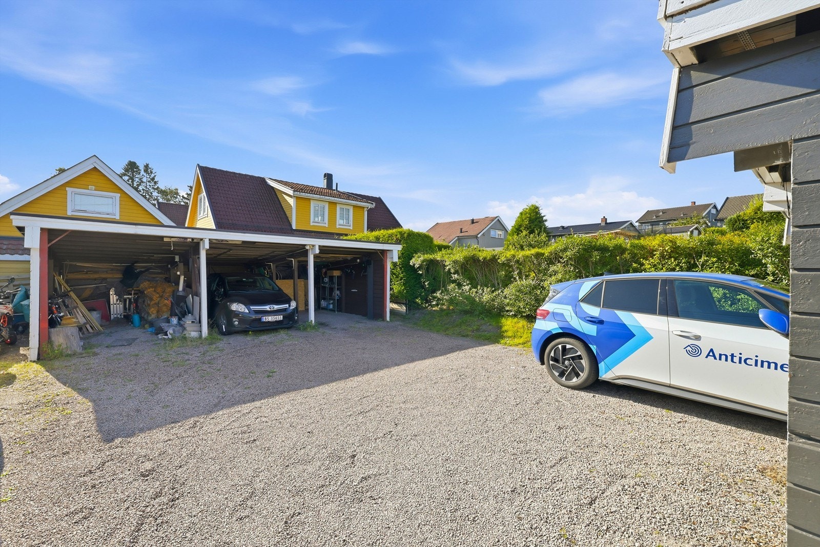 Carporten gir skjermet parkering for én bil. Galleribilde