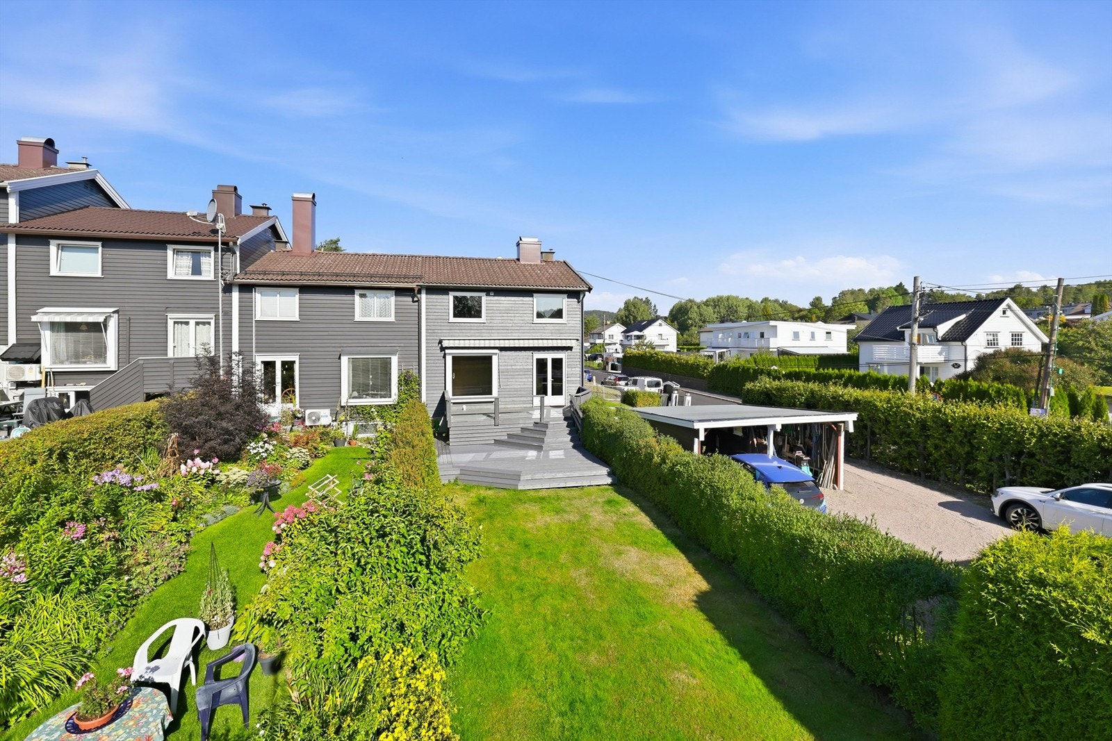 Eiendommen har egen carport med tilhørende elbillader. Galleribilde