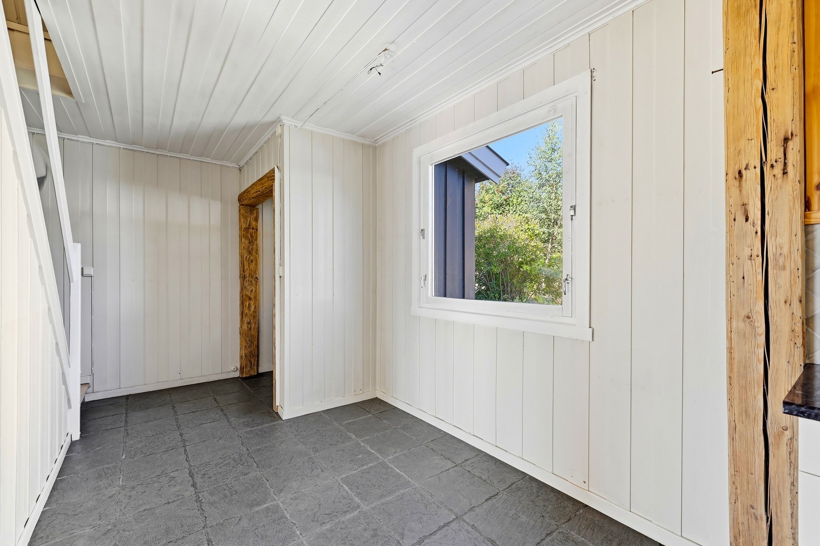 Fra entrè er det inngang til spiseplass og kjøkkenet. Trapp til andre etasje. Galleribilde