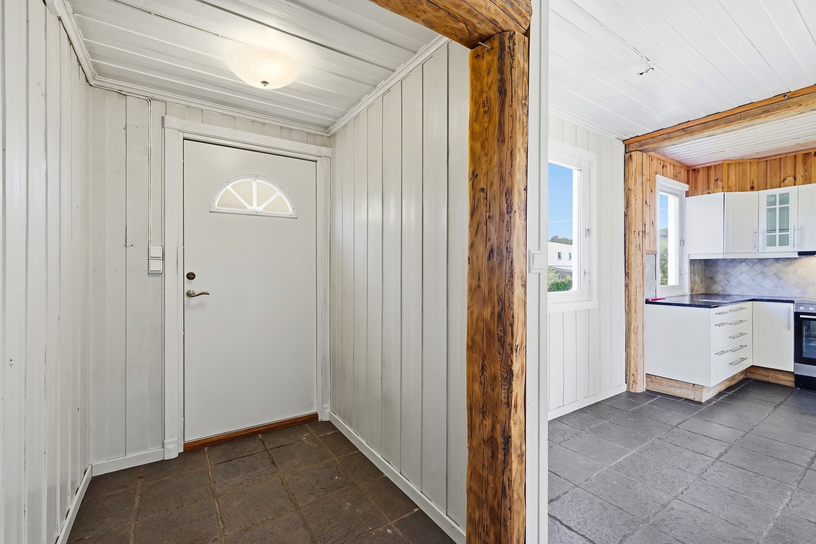 Entré med plass til å henge fra seg yttertøy. Galleribilde