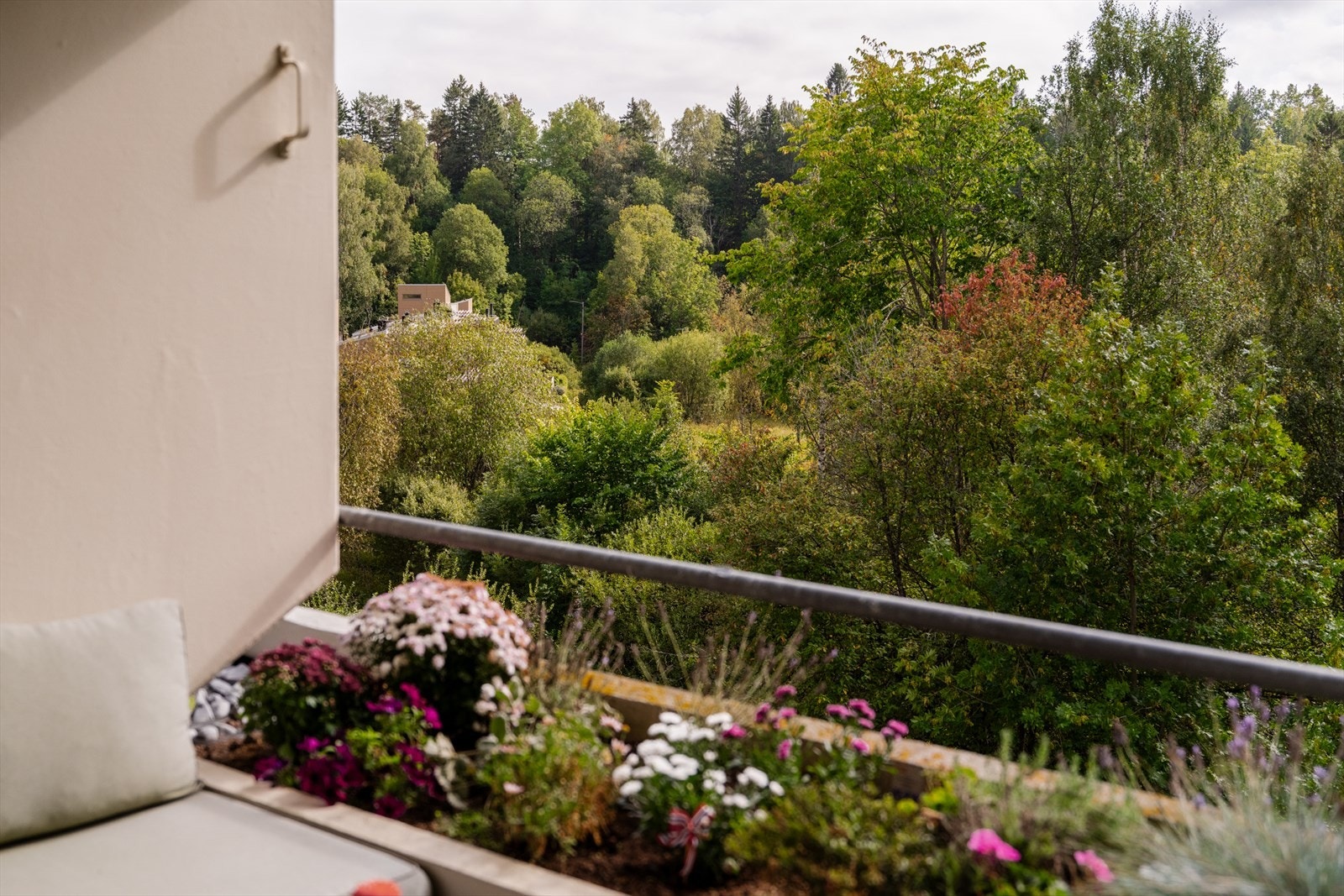 Fra stuen har man utgang til en sydvestevendt balkong, oppgraderti regi av sameiet i 2020. Begge balkongene er overbygd med rekkverk i glass i front. Galleribilde