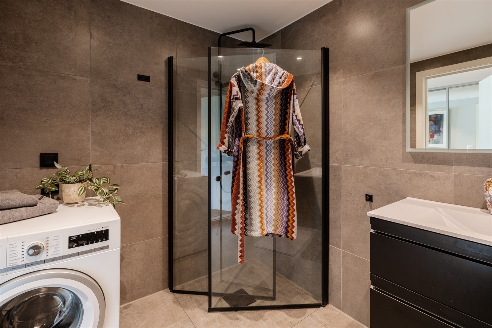 Boligen har naturlig ventilasjon med mekanisk avtrekk fra badet. Varmtvann kommer fra fellesanlegg. Galleribilde