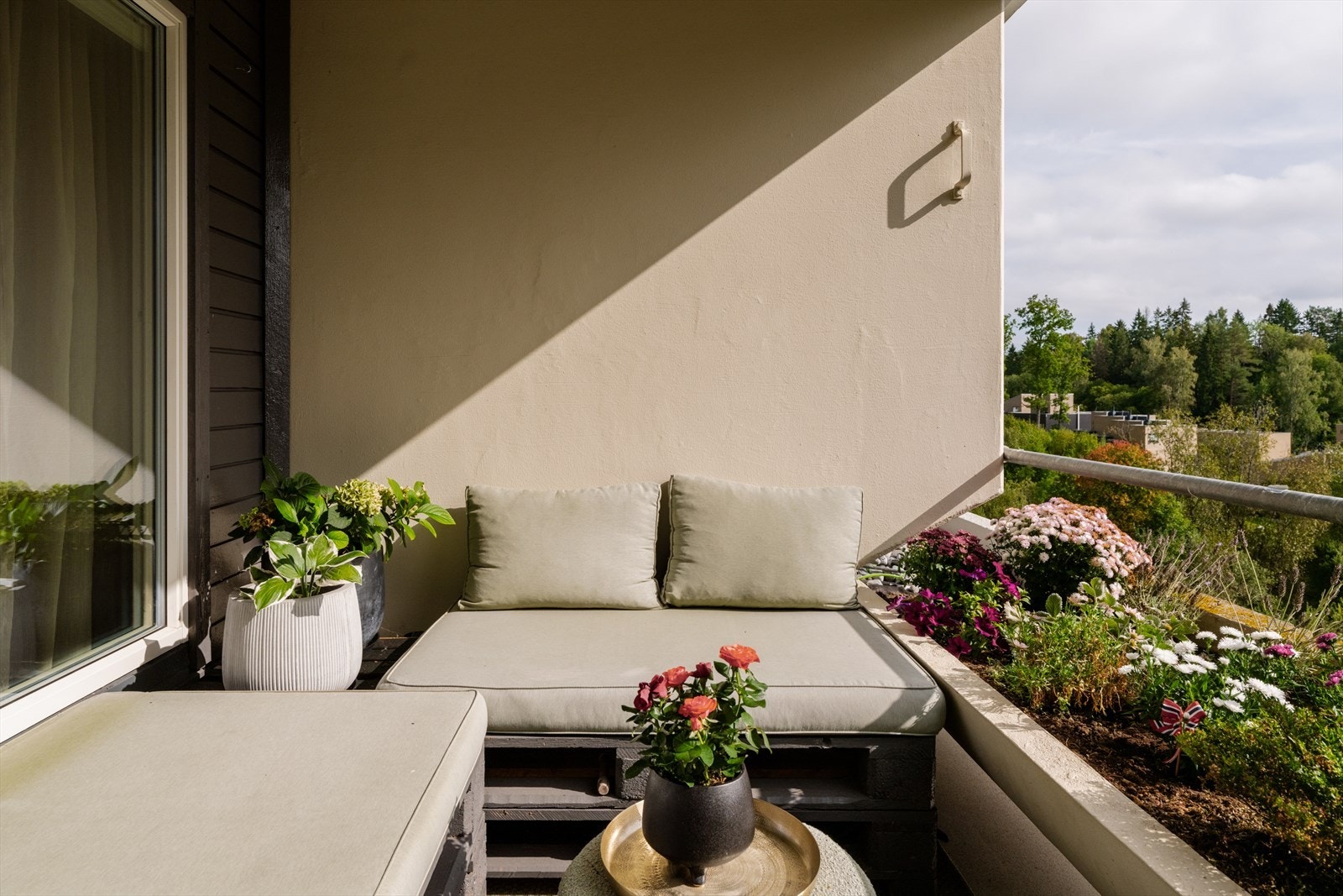Uteplassen er ca. 5,2 kvm, har støpt blomsterkasse langs rekkverket, lettstelt dekke i betong og god plass til utemøbler. Galleribilde