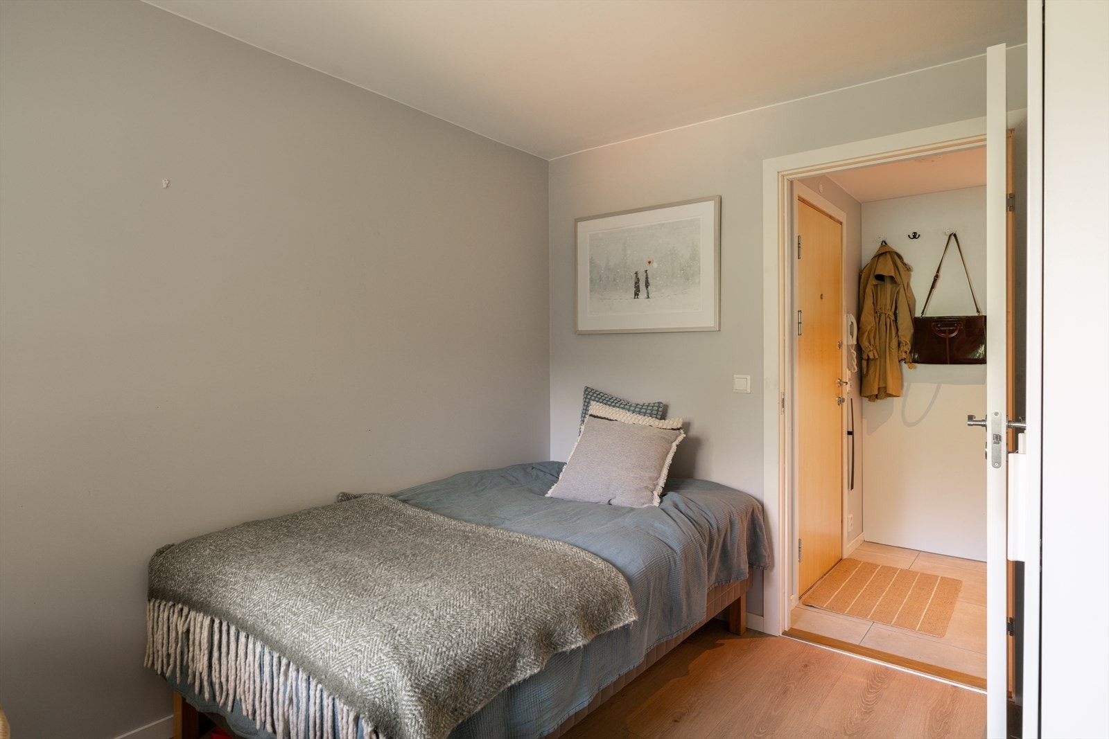 I tillegg har boligen en praktisk skyvedørsgarderobe i entréen og ekstra lagringsplass i en ekstern bod tilknyttet garasjeplassen. Galleribilde