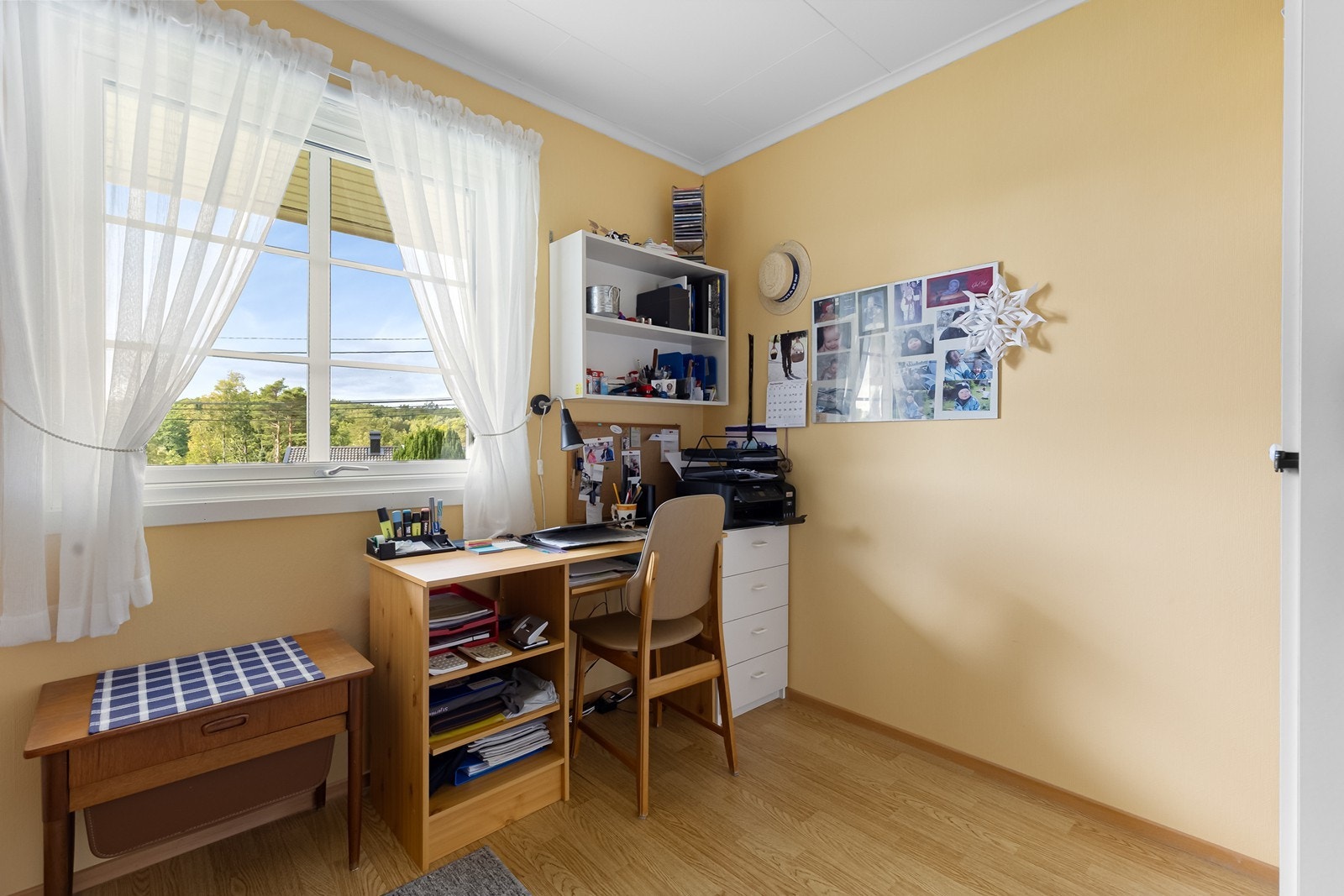 Ett av tre soverom i hovedetg. med god plass til seng og garderobe. Galleribilde