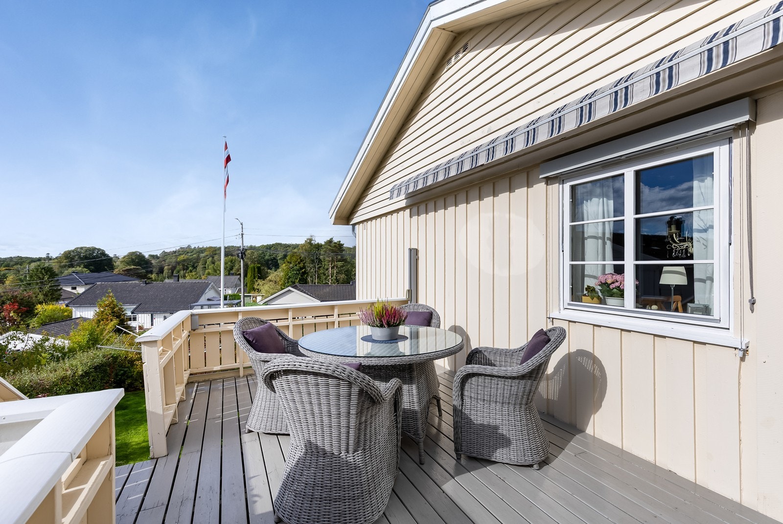 Solrik uteplass med adkomst både ra stuen og hagen. Galleribilde