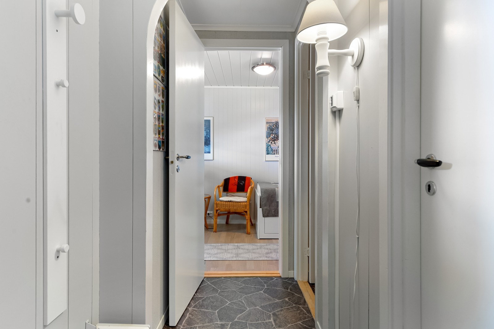 Lys gang med inngang til innredet rom. Galleribilde