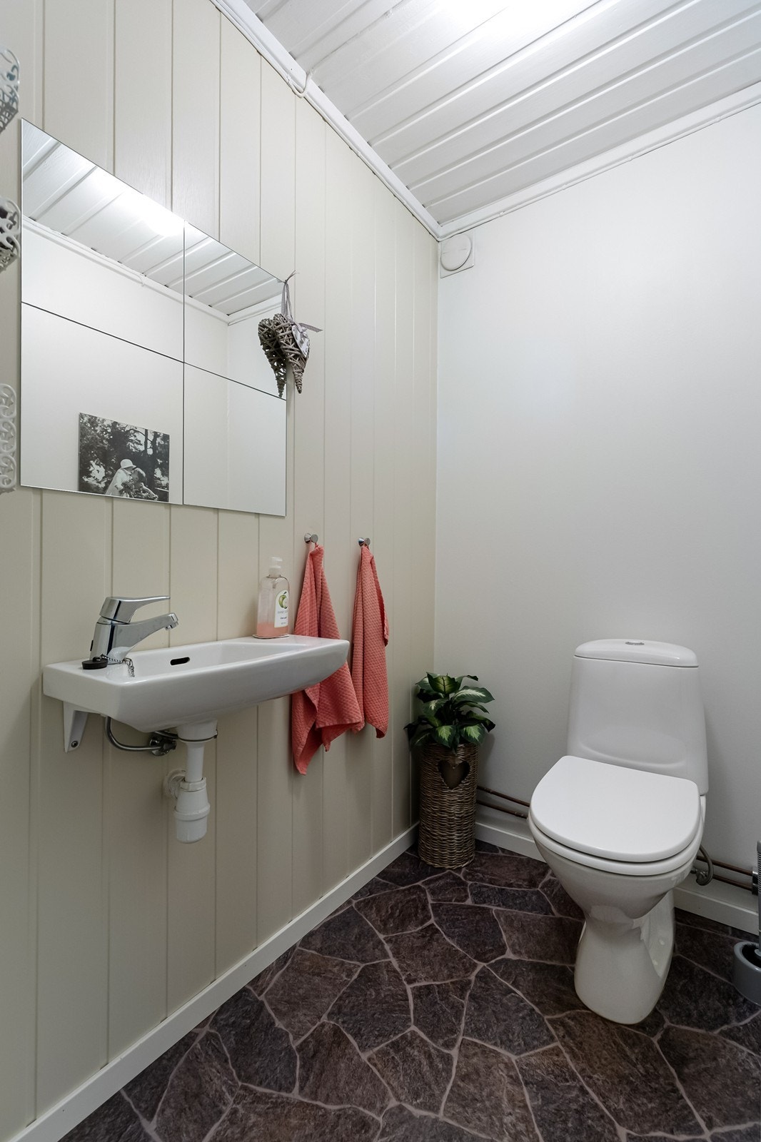 Gjeste wc med servant og wc. Galleribilde