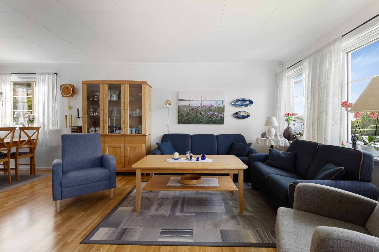 En romslig og innbydende stue med gode møbleringsmuligheter og store vindusflater. Galleribilde
