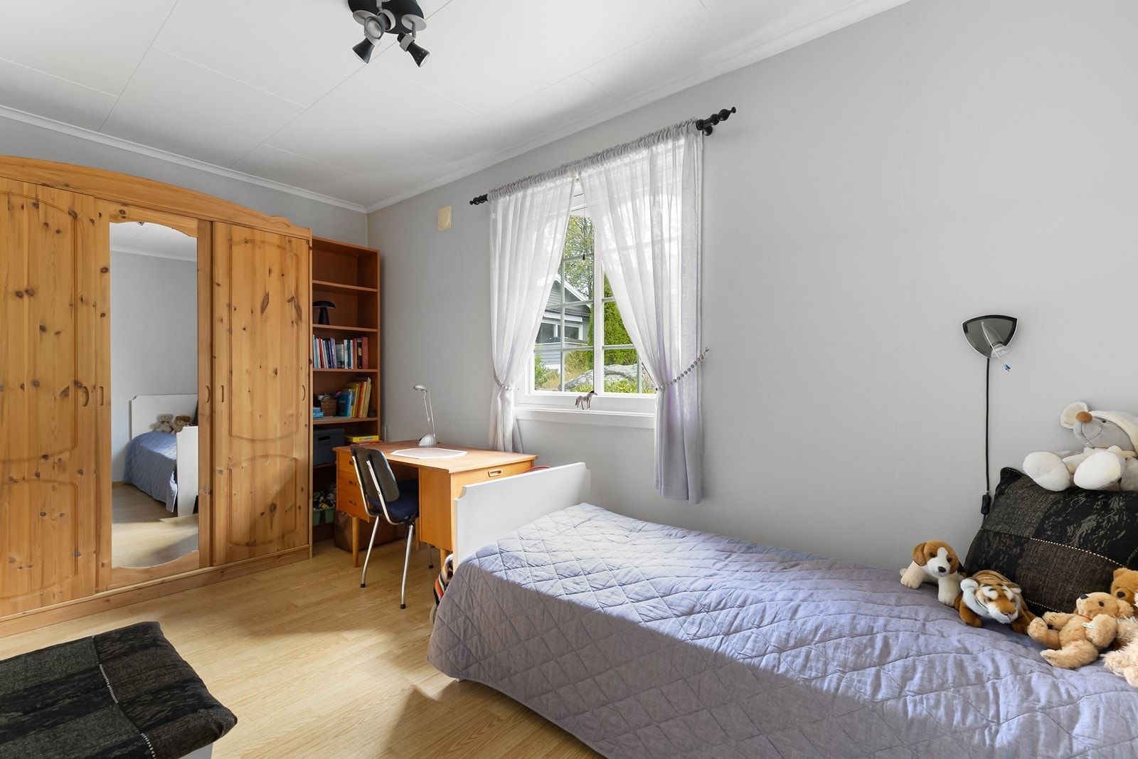 Lyst og hyggelig soverom med god plass til seng, garderobe og skrivebord. Galleribilde