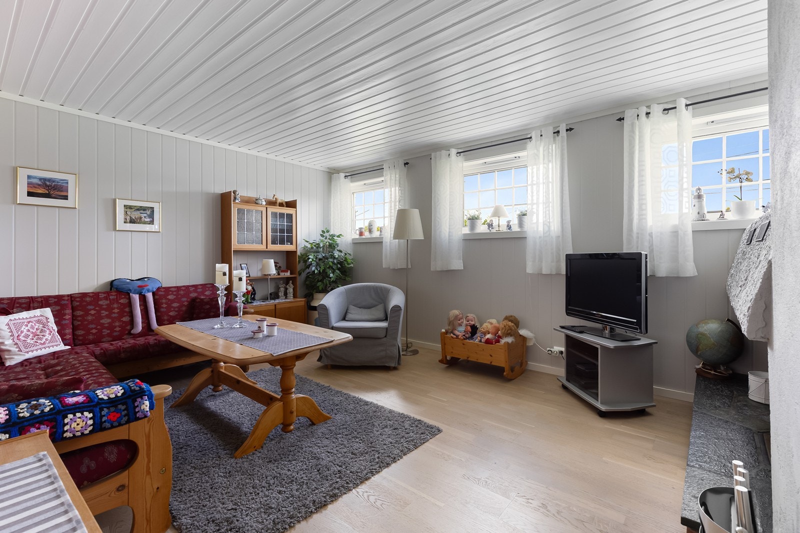 Lys og romslig kjellerstue ( innredet hobbyrom )med gode møbleringsmuligheter og peis. Galleribilde