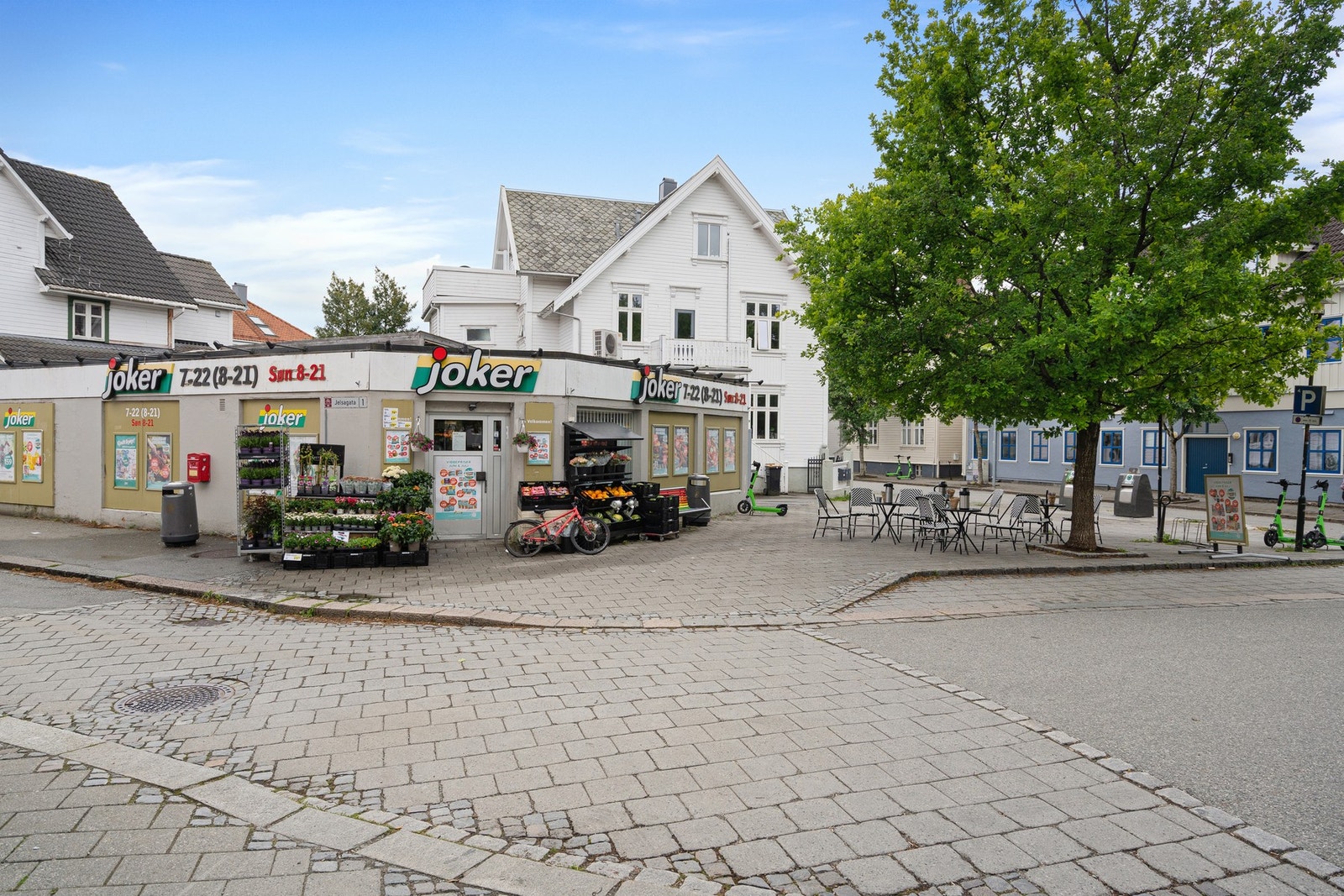 Nærområdet - Det er flere butikker i nærheten, blant annet Joker Jelsagata som også har søndagsåpent. Galleribilde