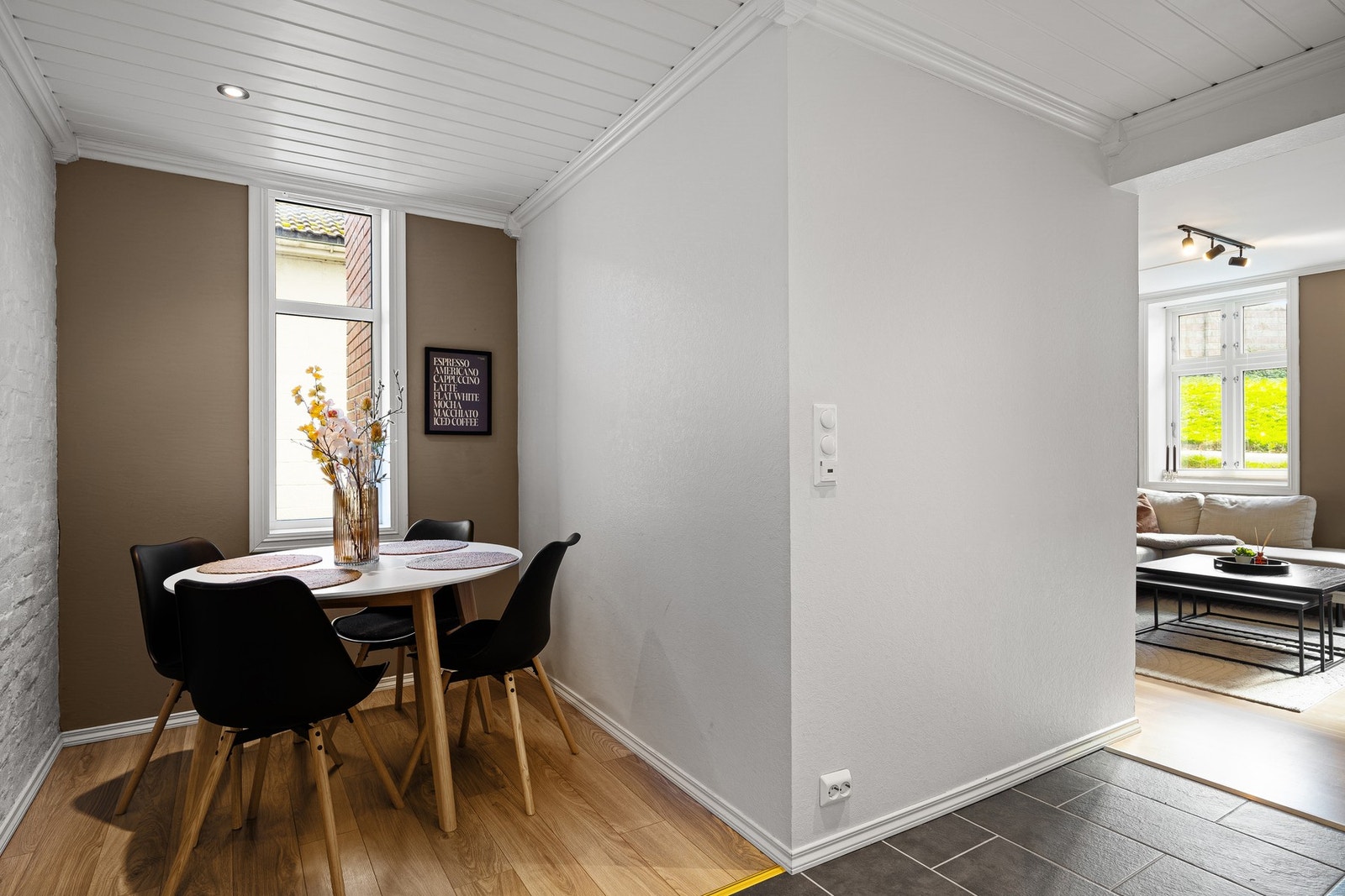 Det er også plass til et spisebord på kjøkkenet - gled deg til å invitere gode venner! Galleribilde