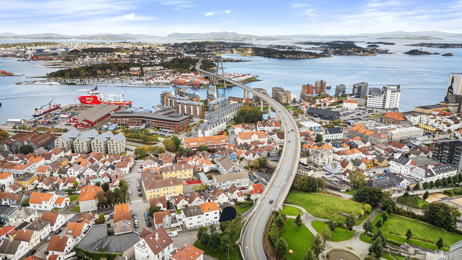 Dagligvarebutikk, bussholdeplass, skoler og barnehager er også like i nærheten. Galleribilde