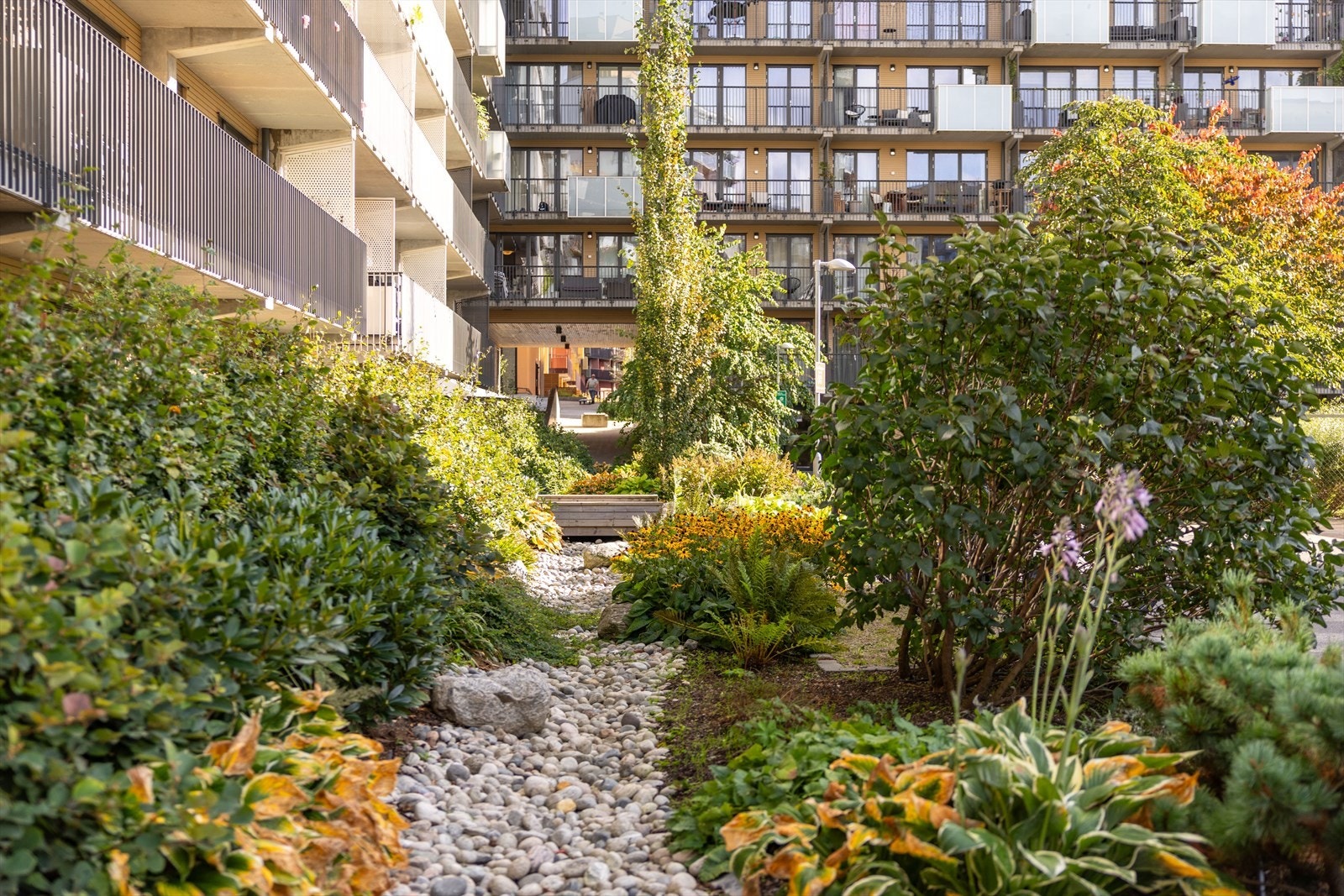 Populære Ulven Park Borettslag har flott gårdstun og egen gartner i sommerhalvåret. Galleribilde