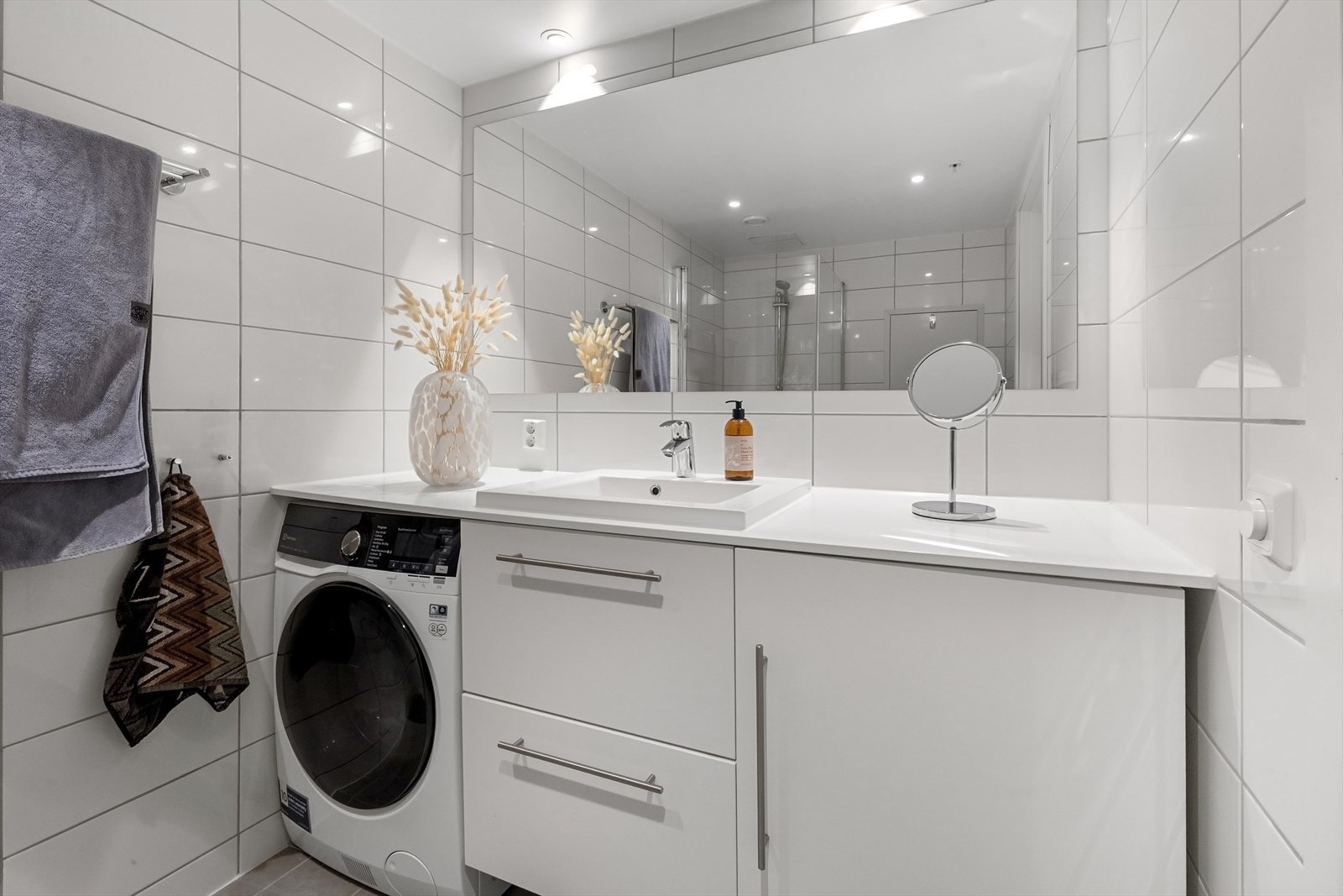 Badet har downlights i himling, varme i gulv og god plass til vaskemaskin. Galleribilde