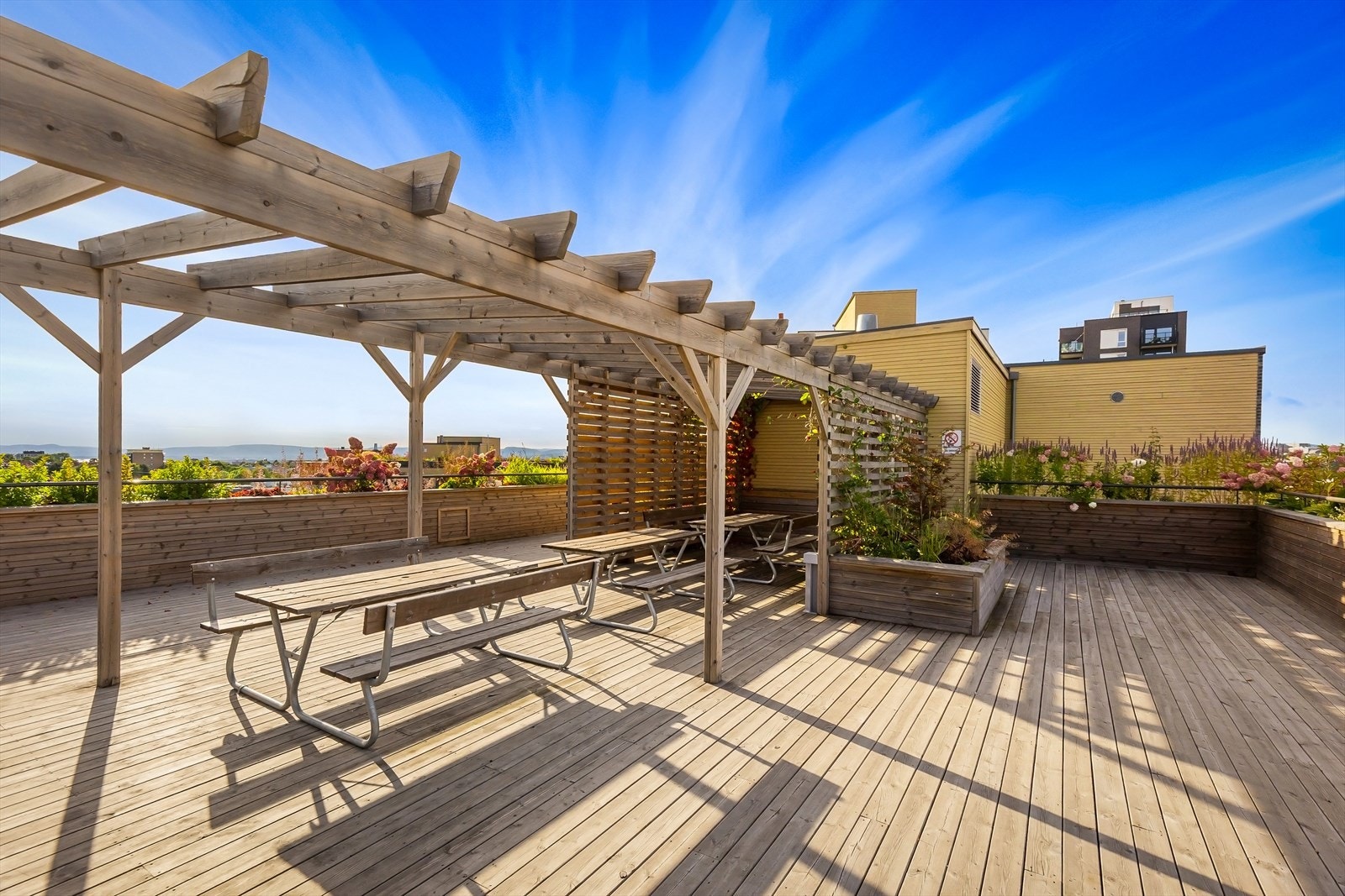 Uteområdene kan også leies for sosiale sammenkomster og er utstyrt med pergola, sittegrupper, enkelt kjøkken og WC. Galleribilde