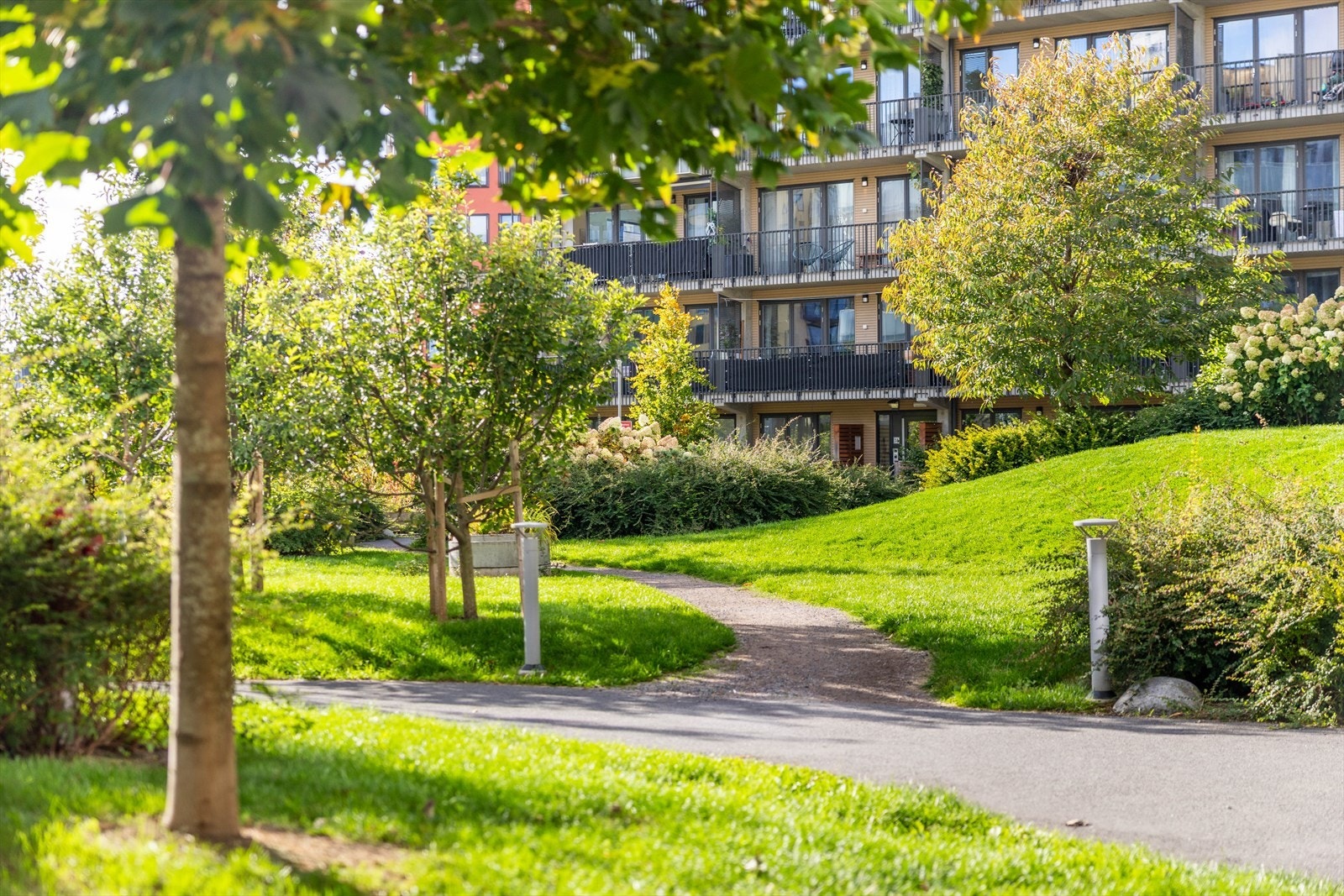 Bilfritt og pent opparbeidet med hyggelige internveier, beplanting, pergola, balløkke og sitteplasser. Galleribilde