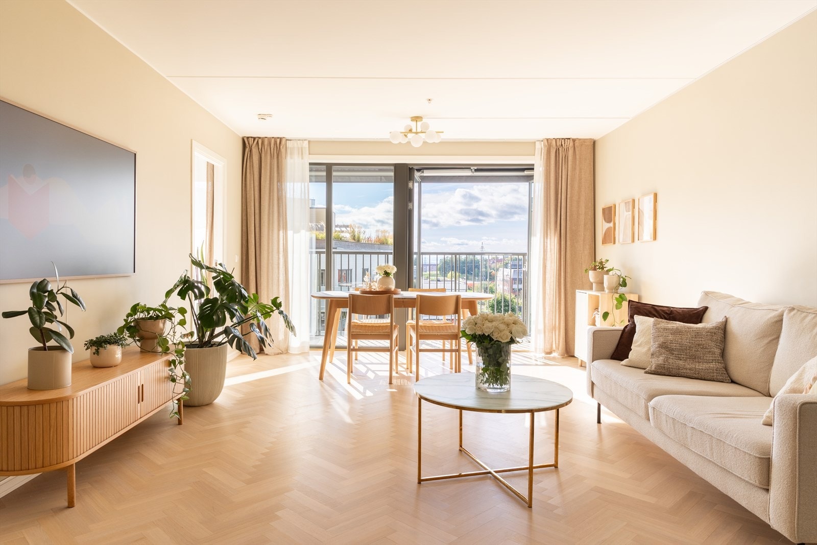 Det er god plass til stor spisegruppe i enden av oppholdsrommet med utsikt over nærområdet. Galleribilde
