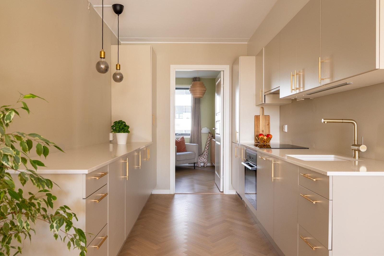 Kjøkkenet har en praktisk utforming og ifm. oppgraderingen ble det skiftet farge til Glatt Beige. Galleribilde