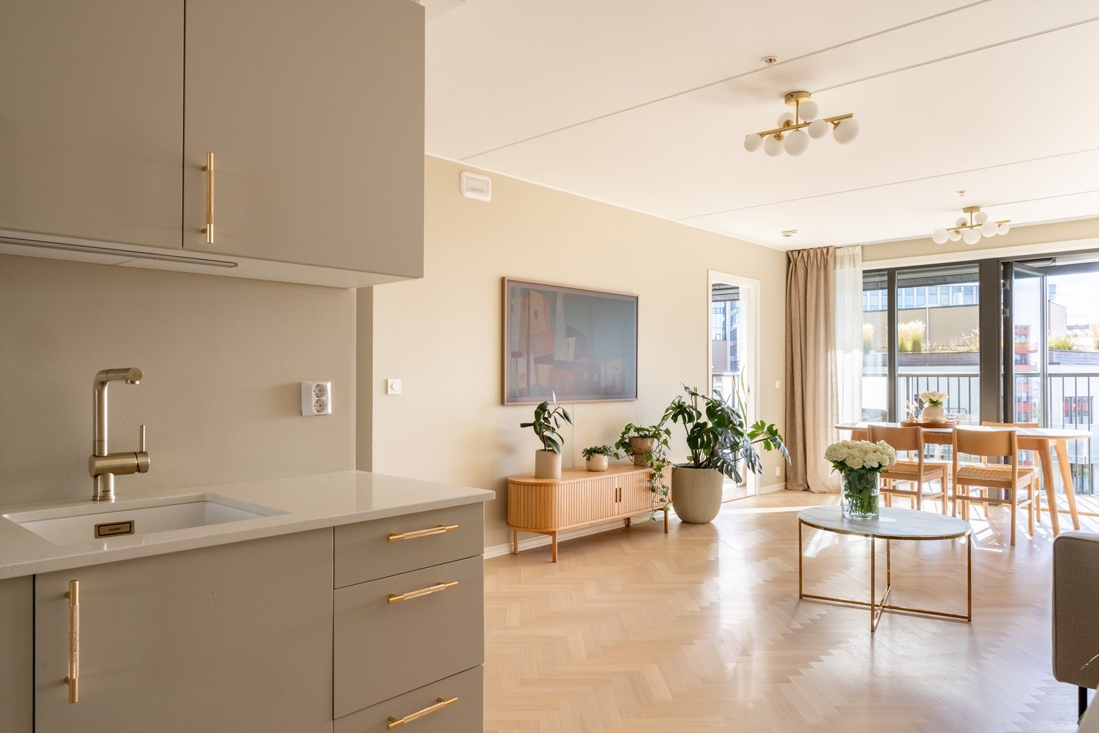 Boligen har en smart og gjennomtenkt planløsning i åpen løsning. Galleribilde