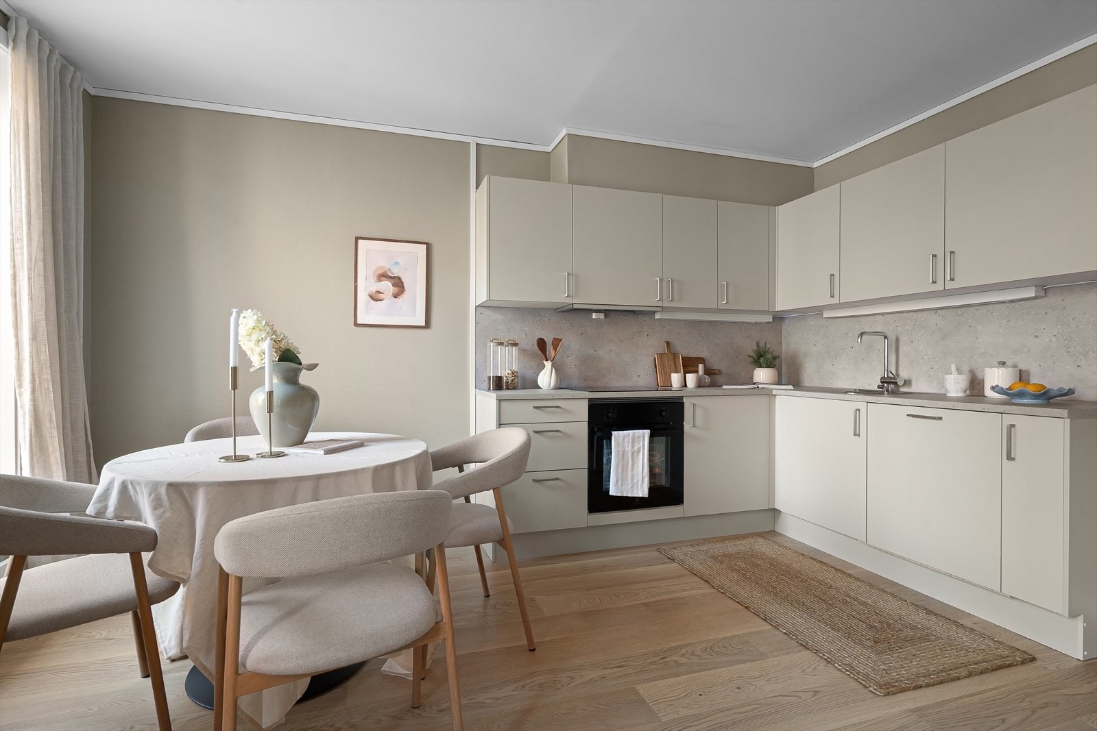 Integrert stekeovn og platetopp, samt opplegg for integrert oppvaskmaskin. Stilren back splash på vegg. Galleribilde