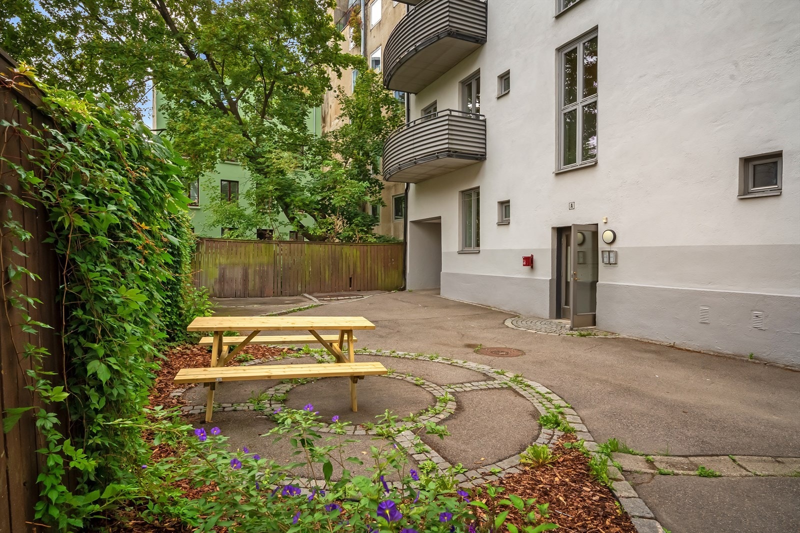 Hyggelig bakgård med plass til sittegrupper og beplantning. Det er en stor bod/gammel garasje som er tiltenkt felles sykkelparkering, med muligheter for å låse. Galleribilde