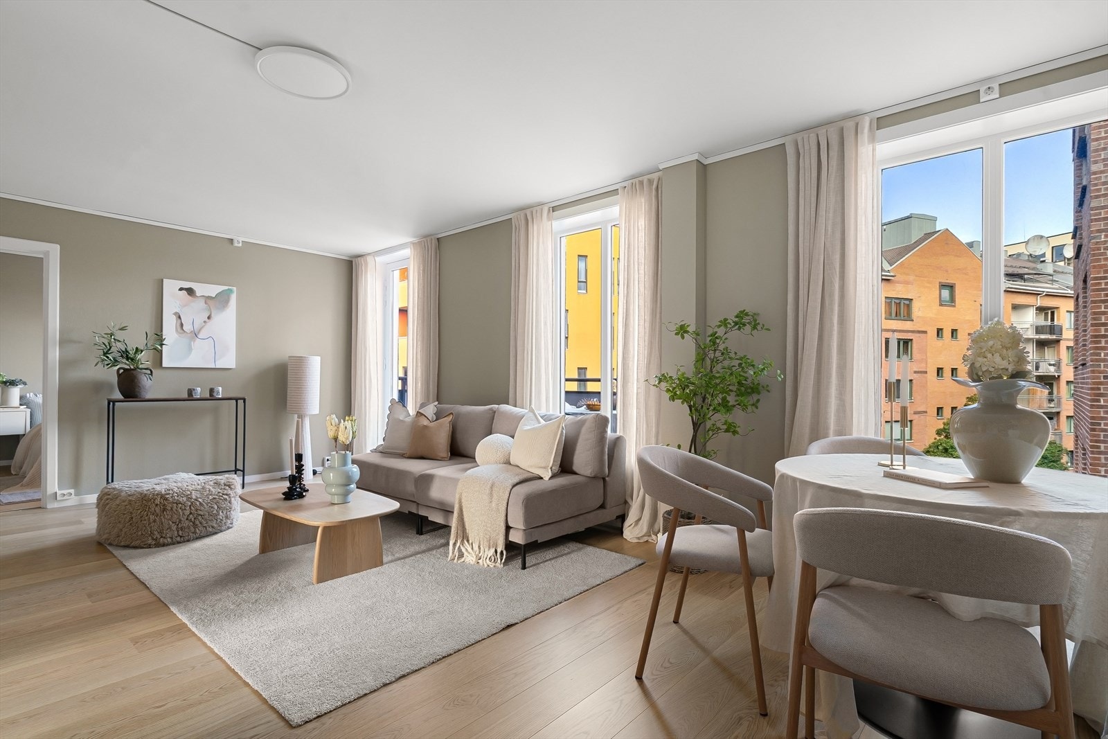 Rikelig med lysinnslipp via store vindusflater. Galleribilde