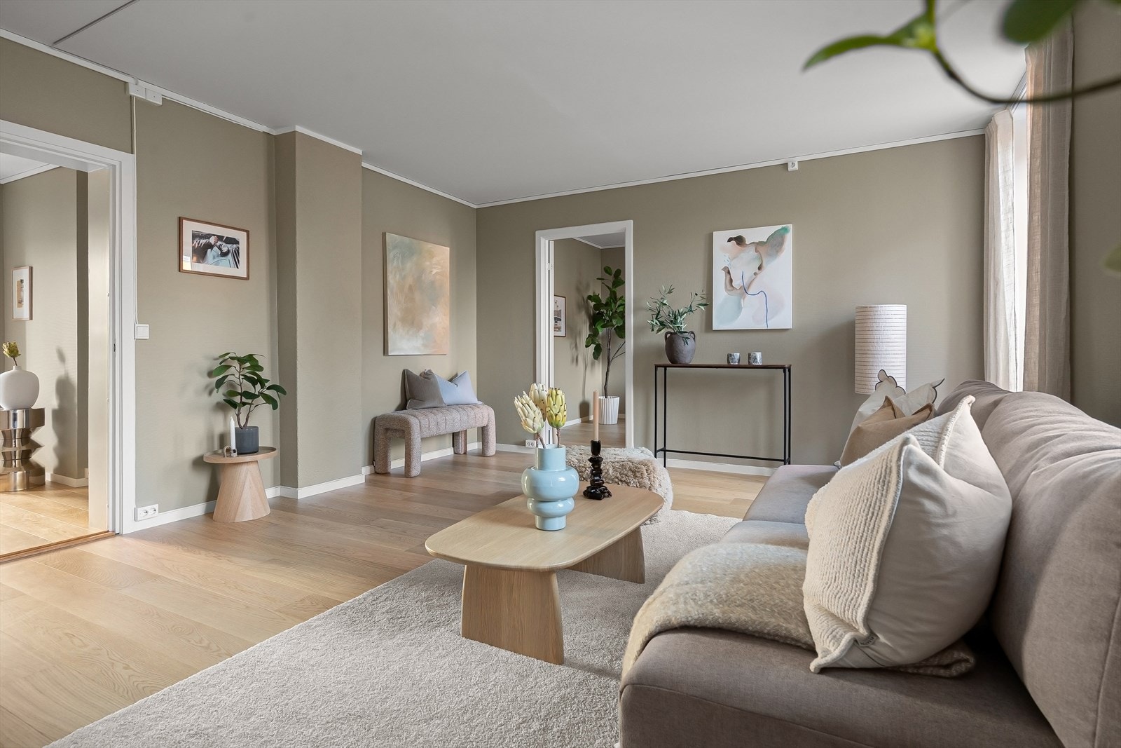 God plass til både spiseplass, sofagruppe og annet møblement. Galleribilde