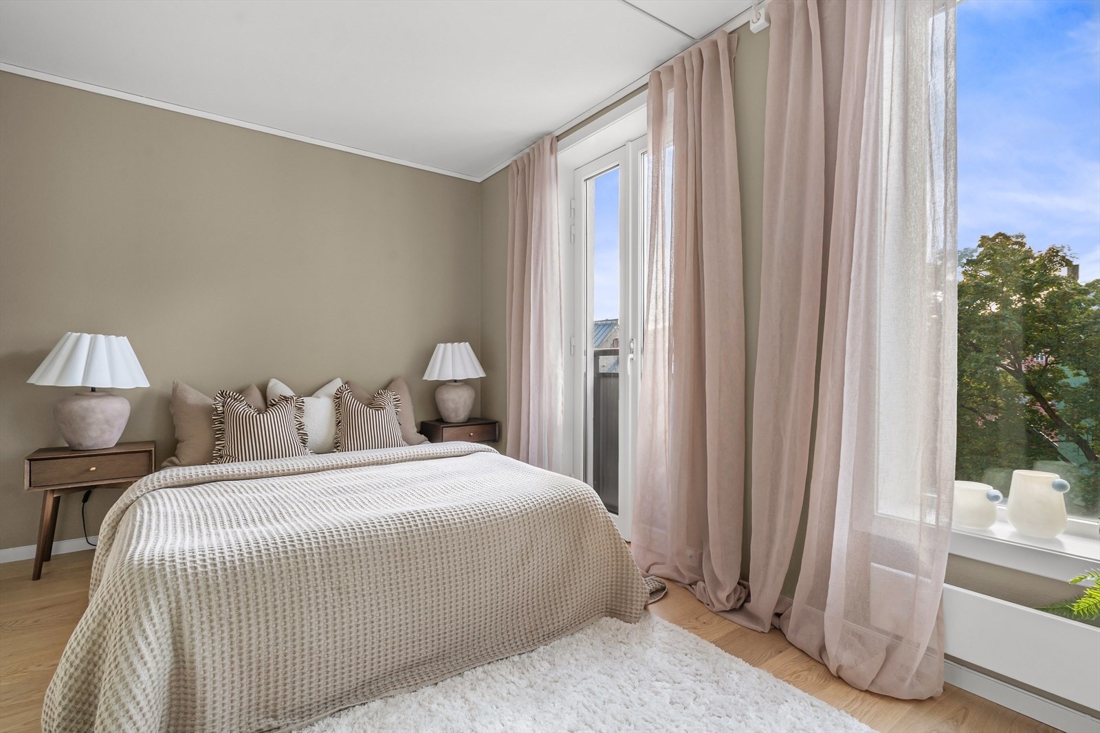 God plass til dobbeltseng og garderobe. Galleribilde