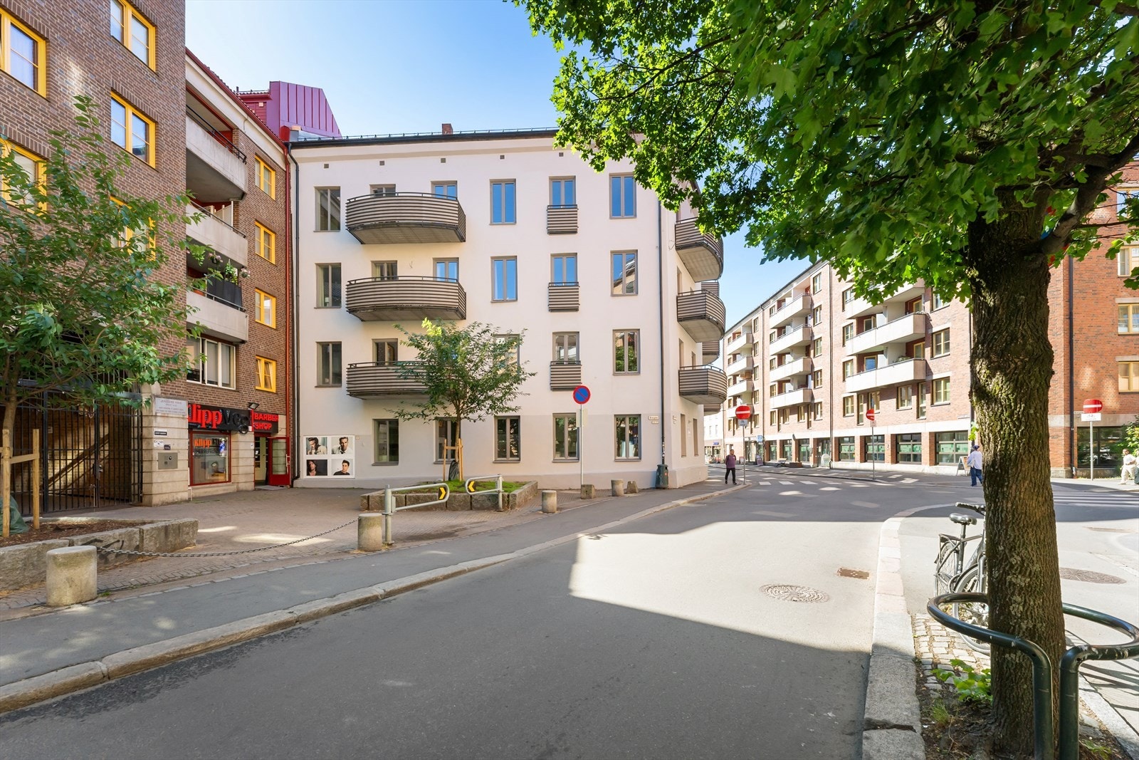 Skjermet beliggenhet, samtidig rett ved byens pulserende restaurant- og kulturliv samt noen av Oslos flotteste parker. Galleribilde