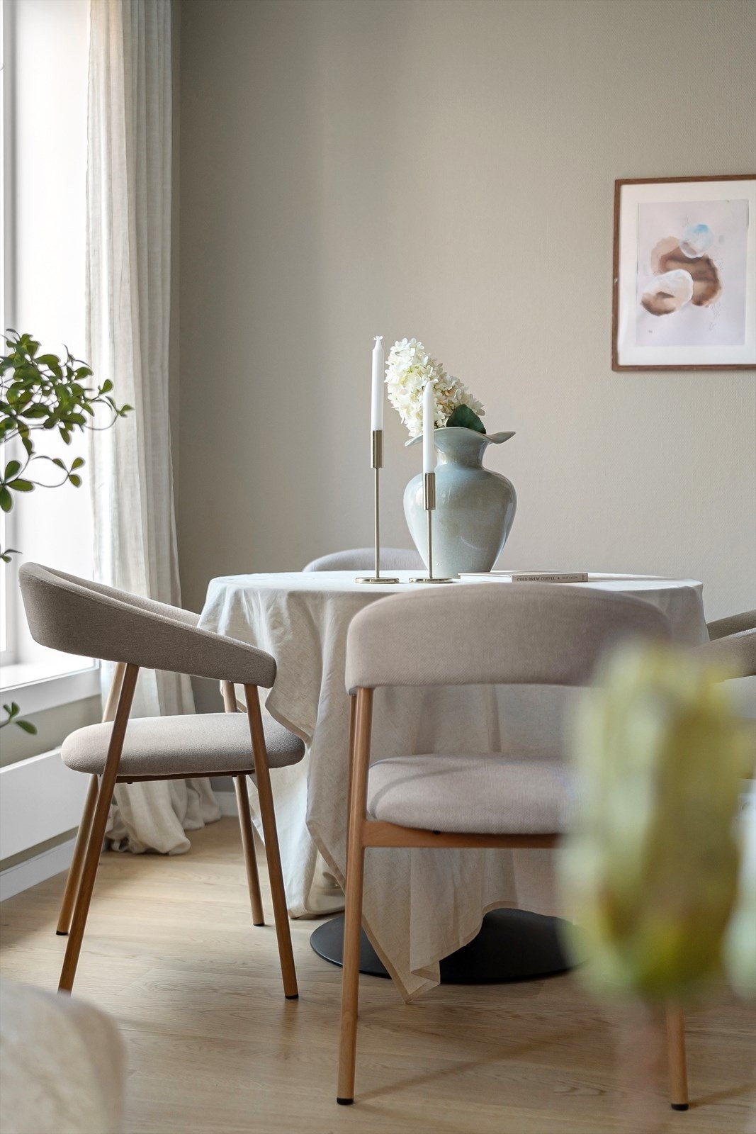 Store vindusflater med dype karmer slipper inn rikelig med lys og gir en god atmosfære. Galleribilde