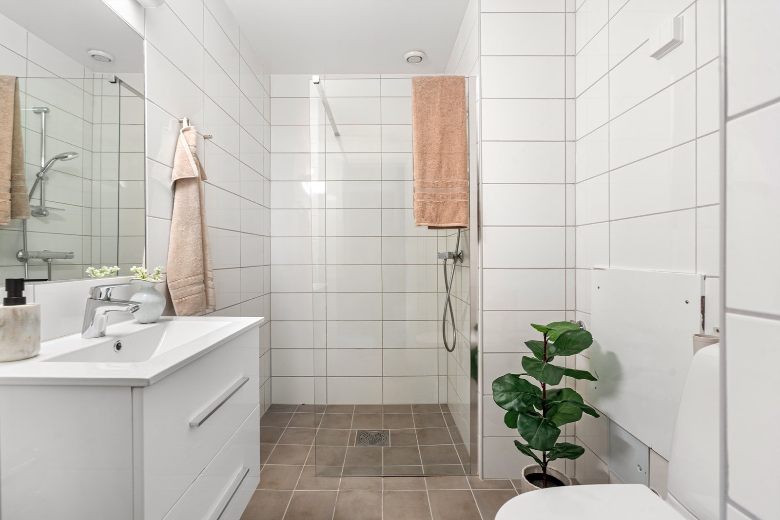 Pent, flislagt bad pusset opp i 2023. Varme i gulv og opplegg for vaskemaskin. Galleribilde