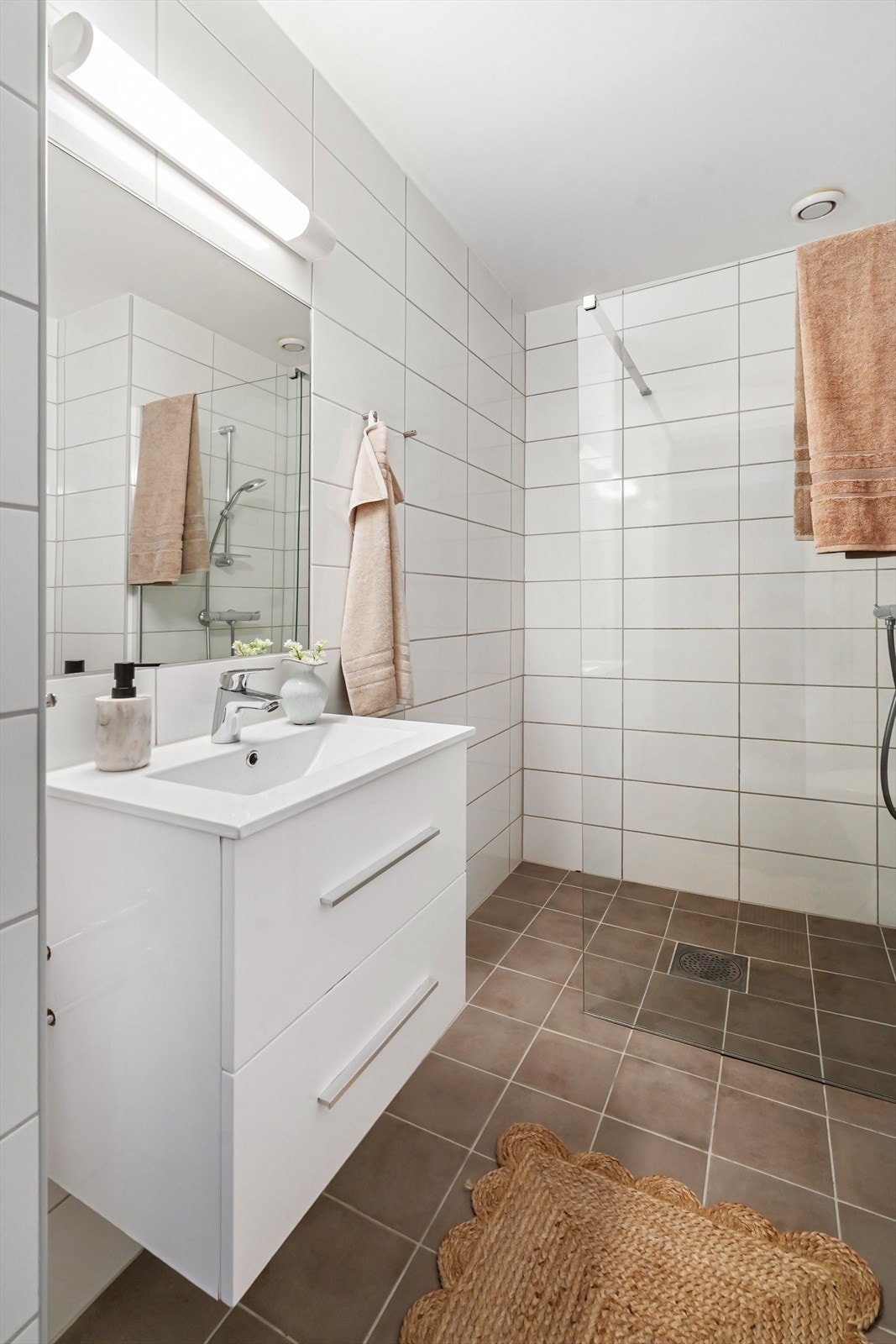 Utstyrt med servant, dusj med skillevegg i herdet glass og toalett. Galleribilde