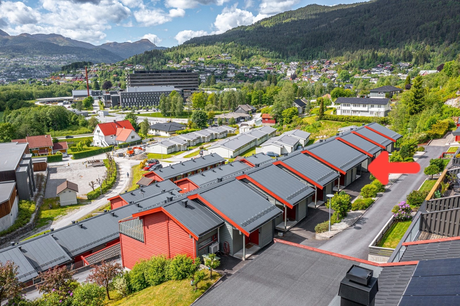 Koselig gatetun med kort vei til sykehuset og høyskolen. Husk påmelding til visning! Galleribilde