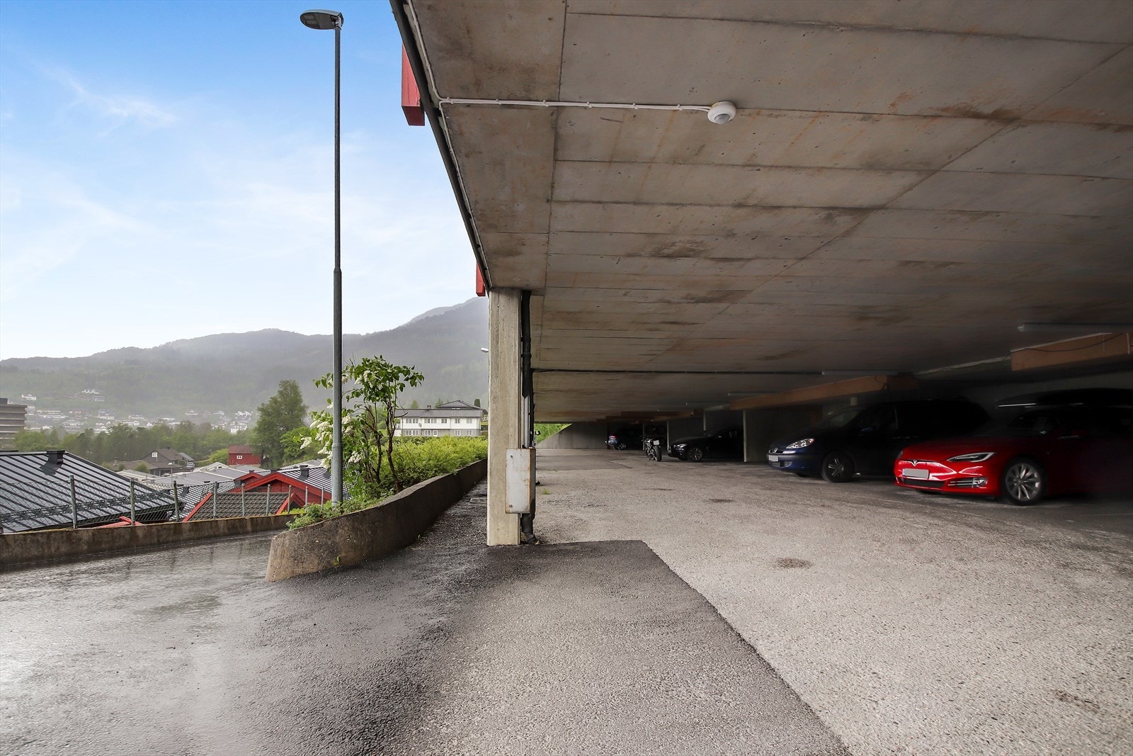 Med boligen følger 1 parkeringsplass i felles garasjeanlegg. Galleribilde