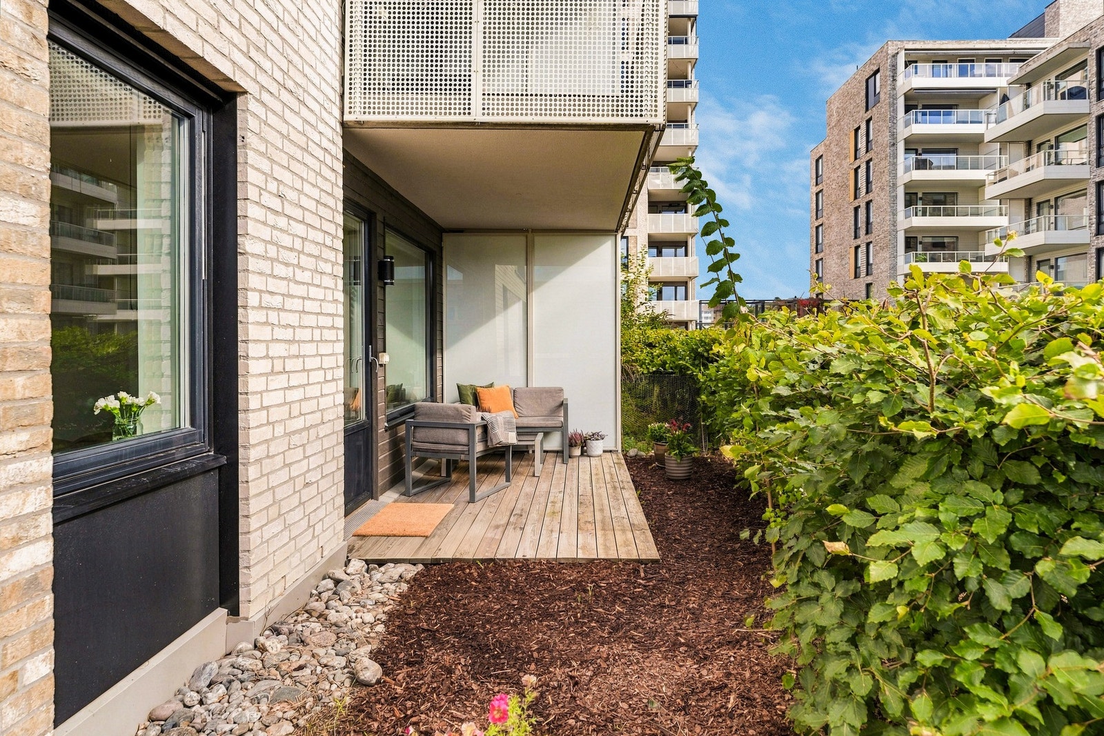 Seksjonen har bruksrett til markterrassen og tilhørende uteområde, uten at det er definert hvor mye areal utenfor terrassen som kan fritt disponeres. Det er ingen andre som har direkte tilgang til arealet på innsiden av hekken og ved siden av terrassen ti Galleribilde