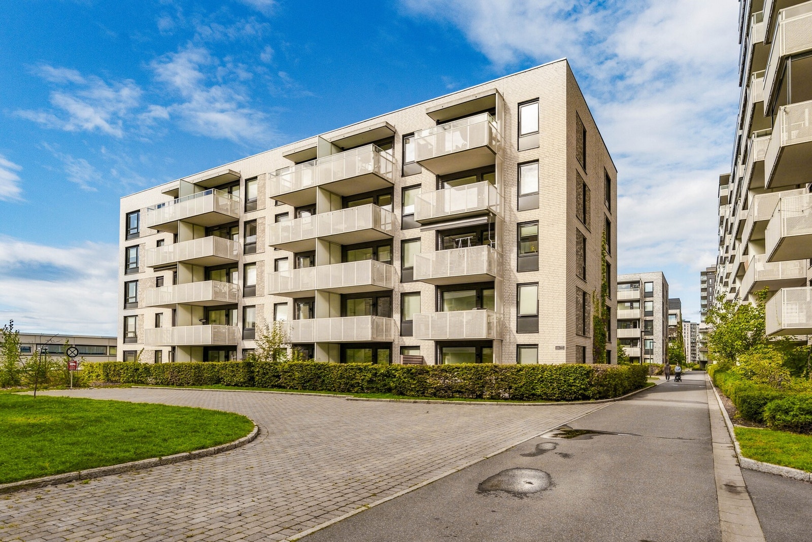 Fasade mot terrasse-siden av bygget. Leiligheten ligger nesten helt innerst til venstre på bildet. Galleribilde
