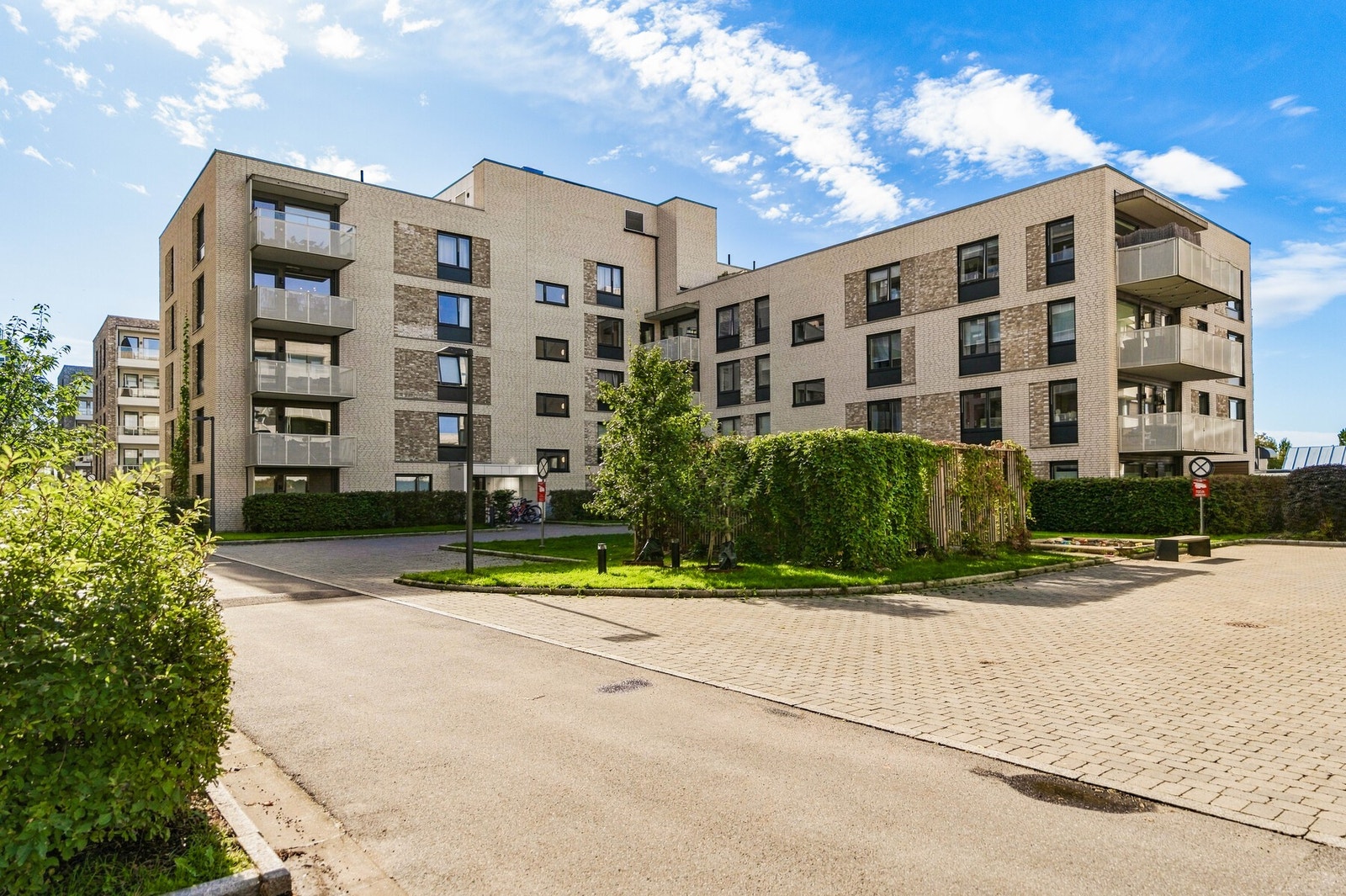 Her bor du i et populært boligområde i Grefsen Stasjonsby med nærhet til kollektivtransport, servicetilbud, grøntområder og Storo Storsenter. Galleribilde