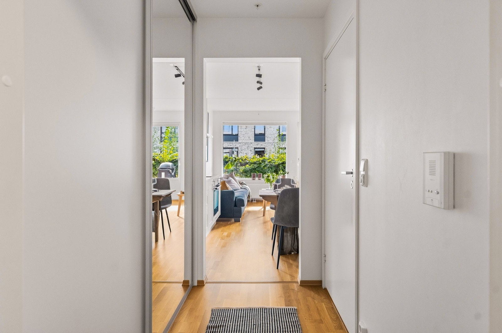 Hyggelig entré med romslig skyvedørsgarderobe med speilfronter som byr på gode oppbevaringsmuligheter for yttertøy og sko. Entréen er utstyrt med dør-callinganlegg. Galleribilde