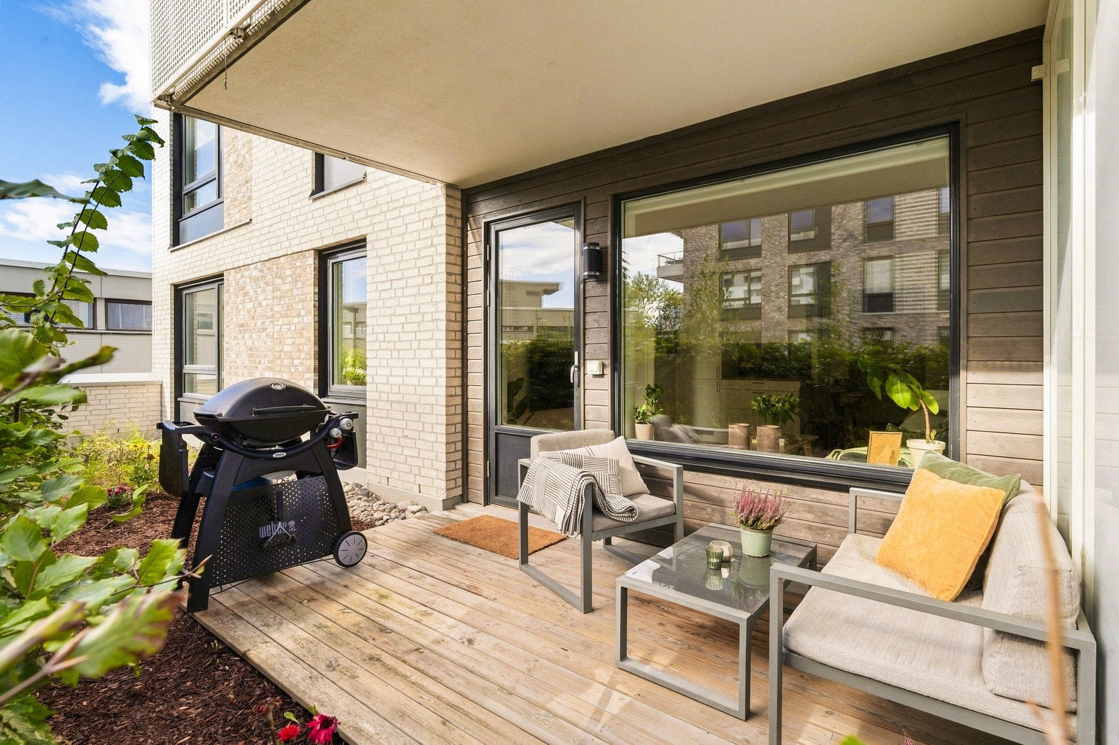 Terrassen har gode solforhold med ettermiddagssol, og byr på god plass til stor sittegruppe og grill. Galleribilde