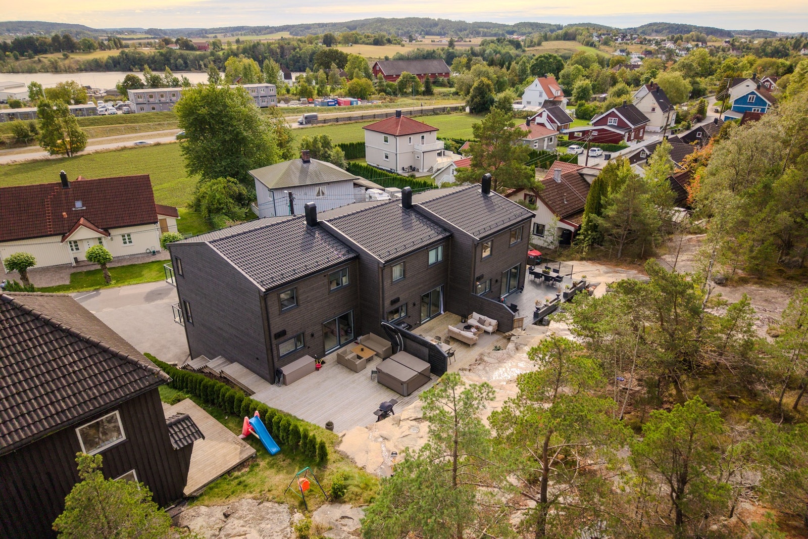 På oversiden av terrassen er det skogsterreng og fjell i dagen. Her får man følelsen av å bo tett på naturen. Galleribilde