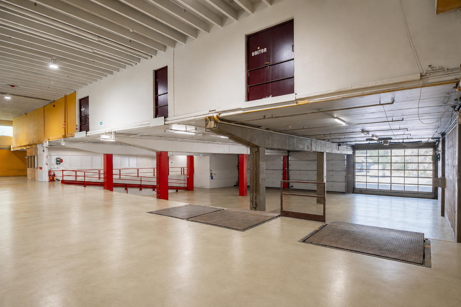 Det er 3 store porter inn til rampene (b x h = 6m x 4,6 m) Galleribilde
