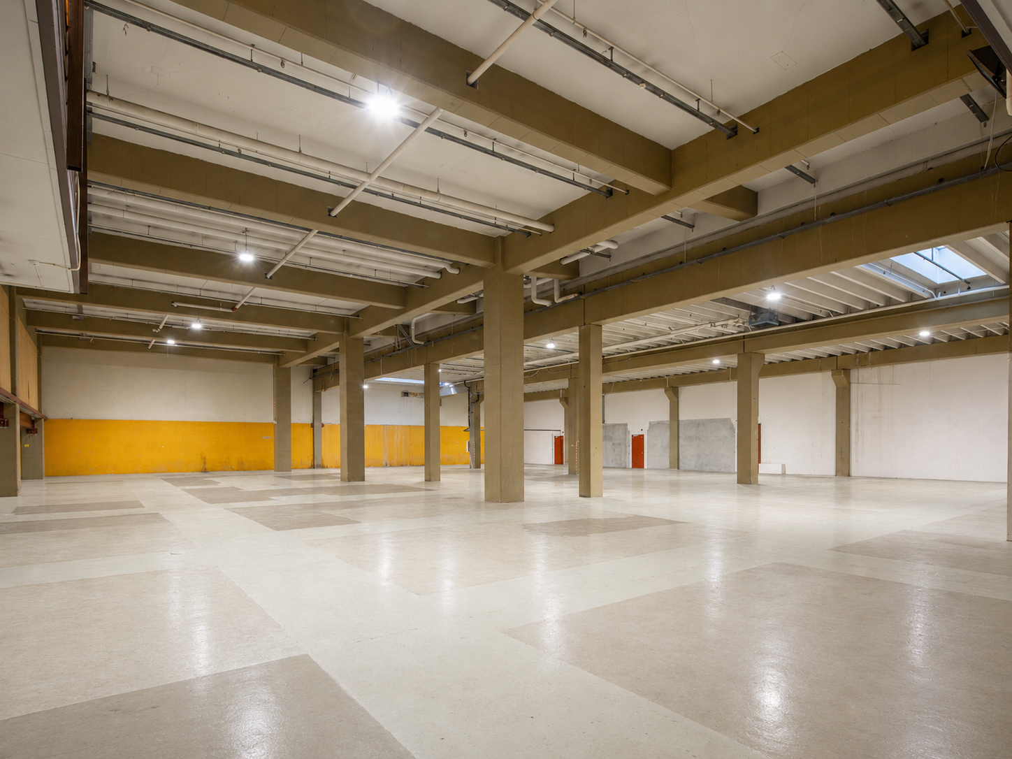 Lagerlokale på ca. 3.576 kvm, 6 meters takhøyde, 5,1 meter til drager Galleribilde