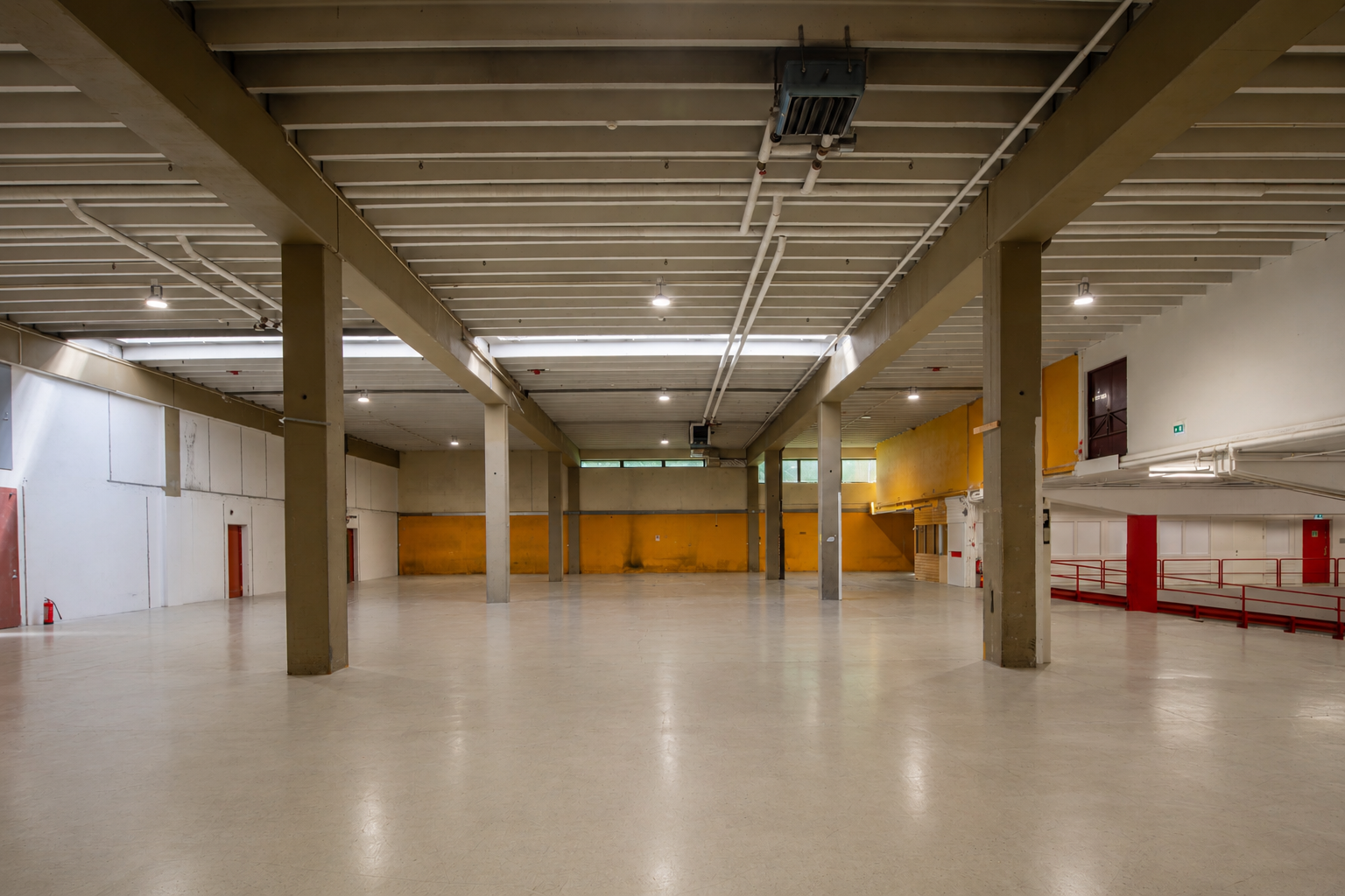 Lagerlokale på ca. 3.576 kvm, 6 meters takhøyde, 5,1 meter til drager Galleribilde
