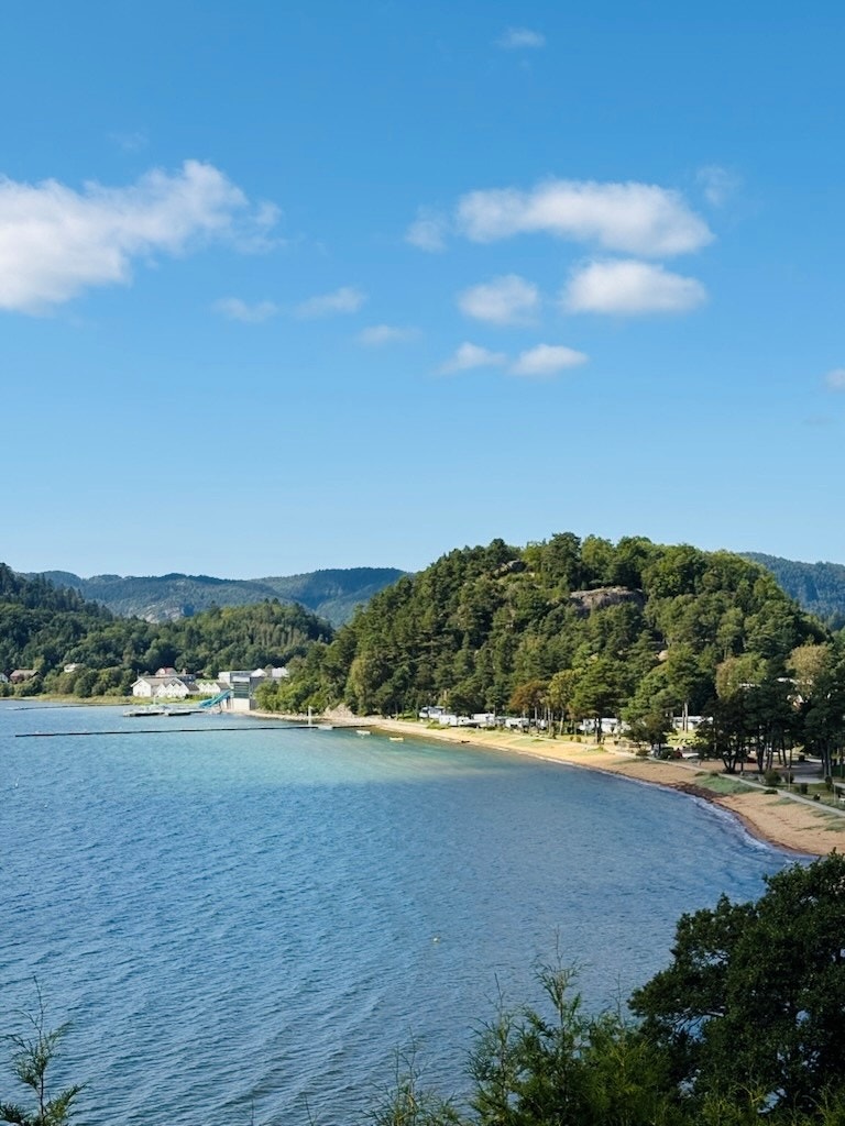 En liten svingtur unna finner du Rosfjord camping og badeland
