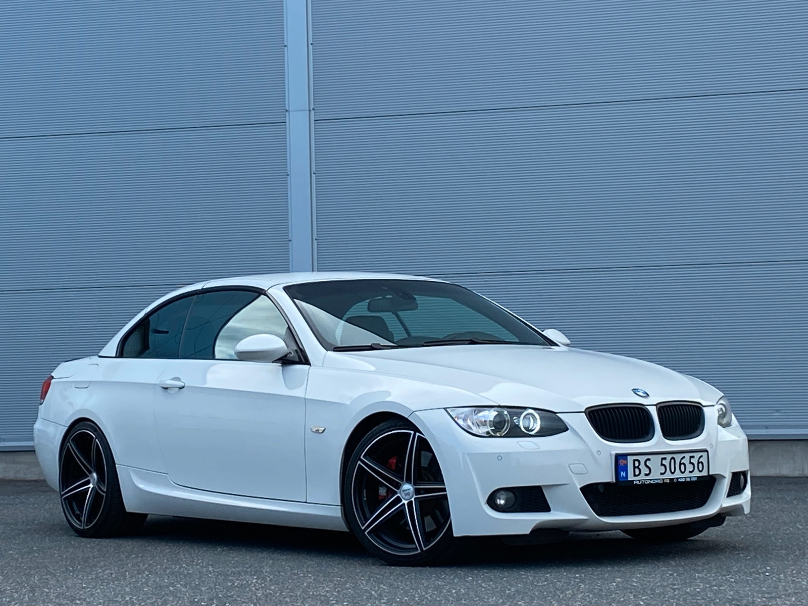 BMW 3-serie 330i / 2 x M-Sport / 272 HK / Sort optikk / 2