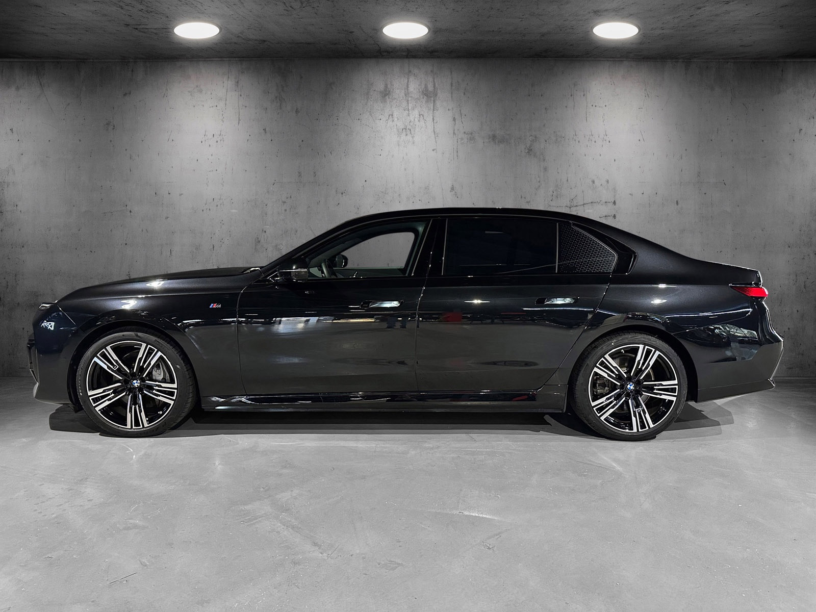 BMW i7 xDrive60/M-sport/Bowers & Wilkins/Panorama/Krok+++ 2