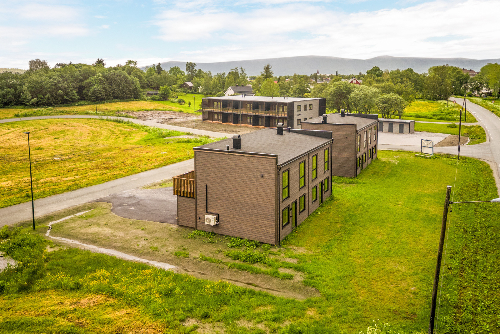 Moderne bolig – midt i naturen. Vertikaldelt tomannsbolig i rolige omgivelser, med solrik beliggenhet og nærhet til alt Nesna har å by på. 1 stk igjen!