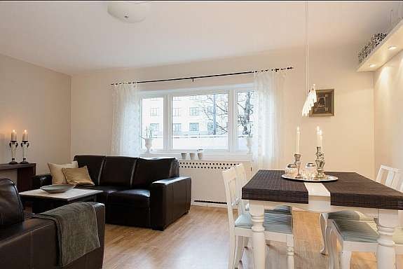 Fin stue med plass til spisebord og salong Galleribilde